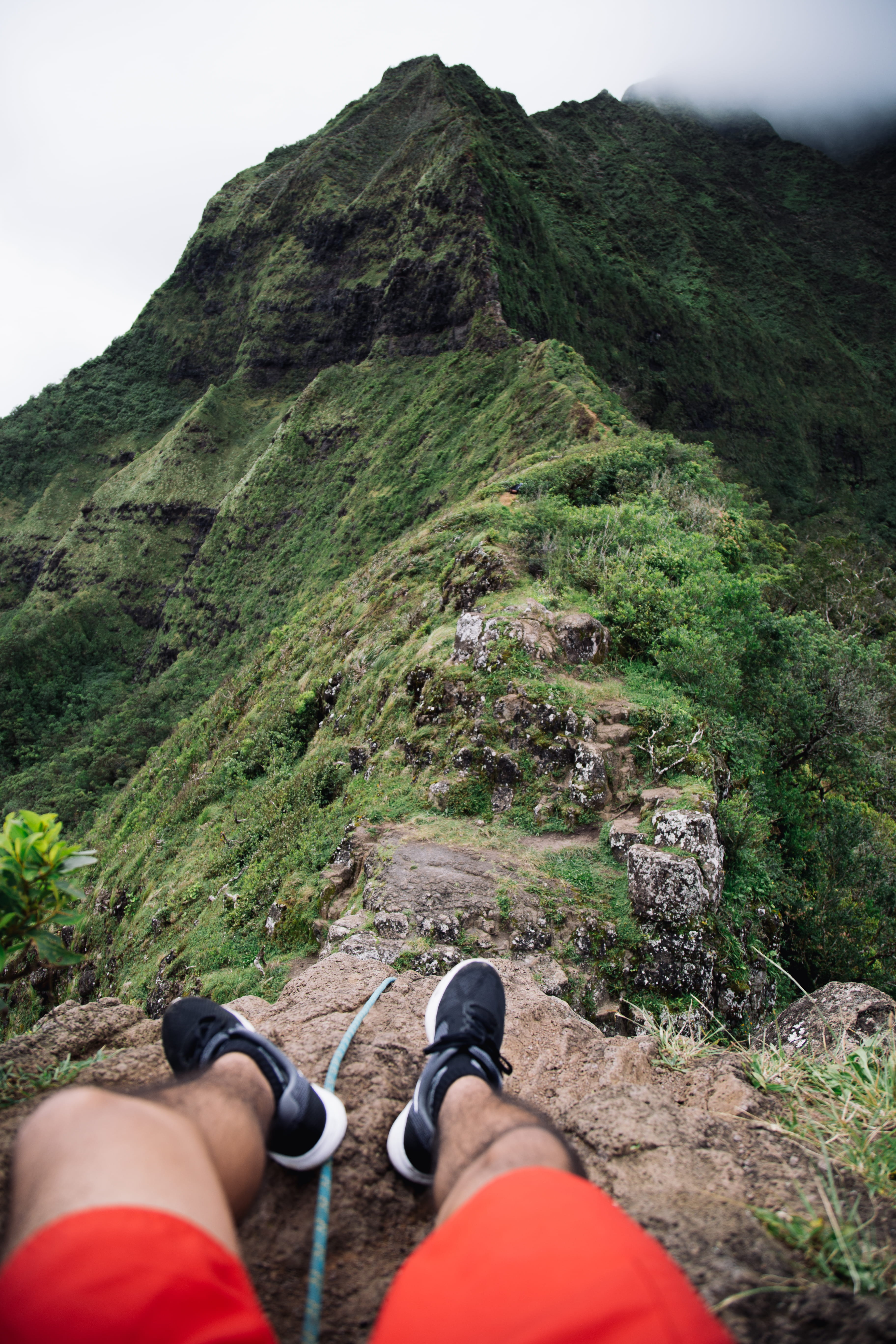 lifestyles, human, 5K, legs, real people, outdoors, rock, slope, honolulu, person, sitting, path, apparel, shoe, day, beauty in nature, cliff, human leg, Phone HD Wallpaper