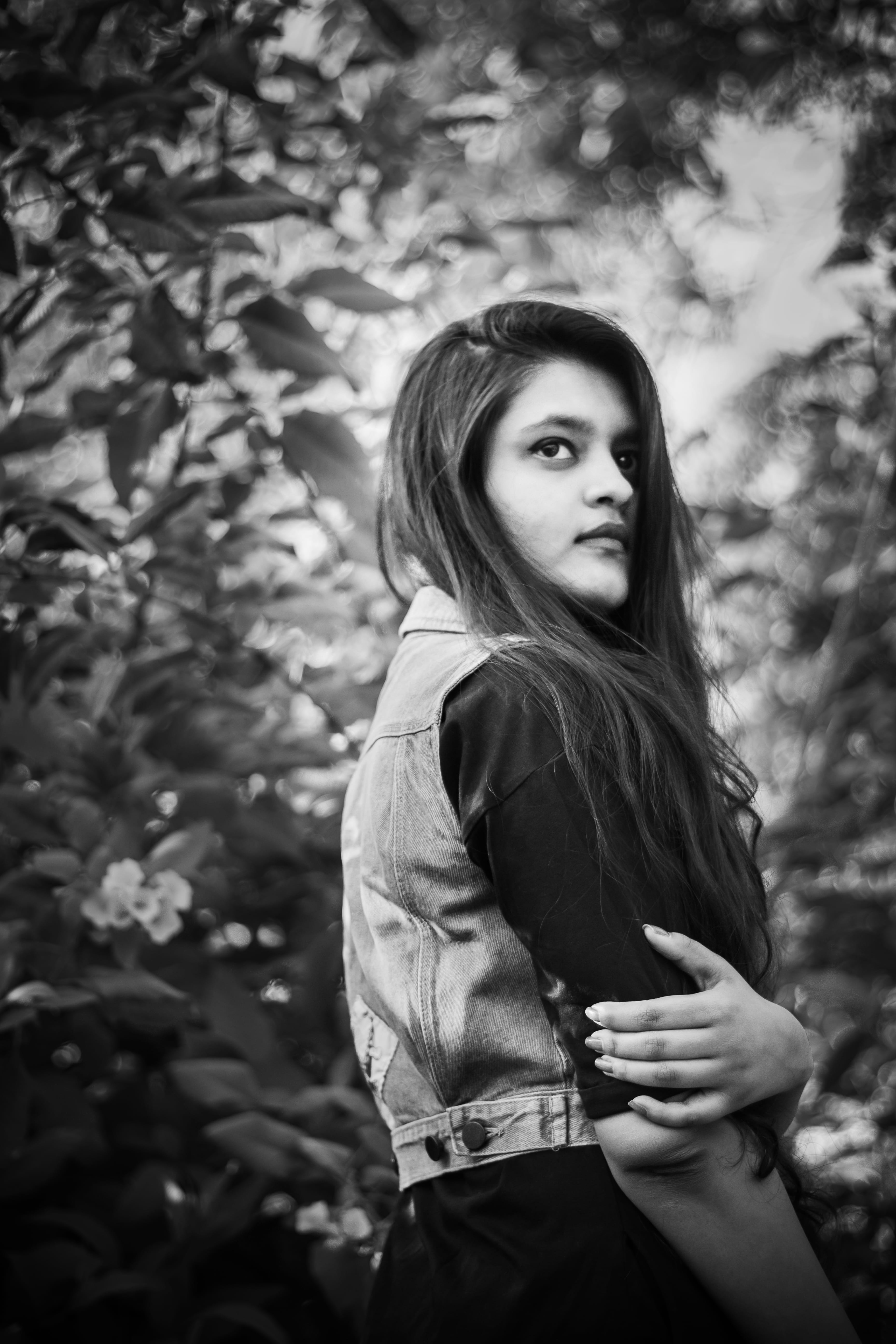 clothing, lifestyles, photo, female, woman, standing, leisure activity, portrait, casual clothing, one person, ahmedabad, outdoors, tree, apparel, natural light, Phone HD Wallpaper