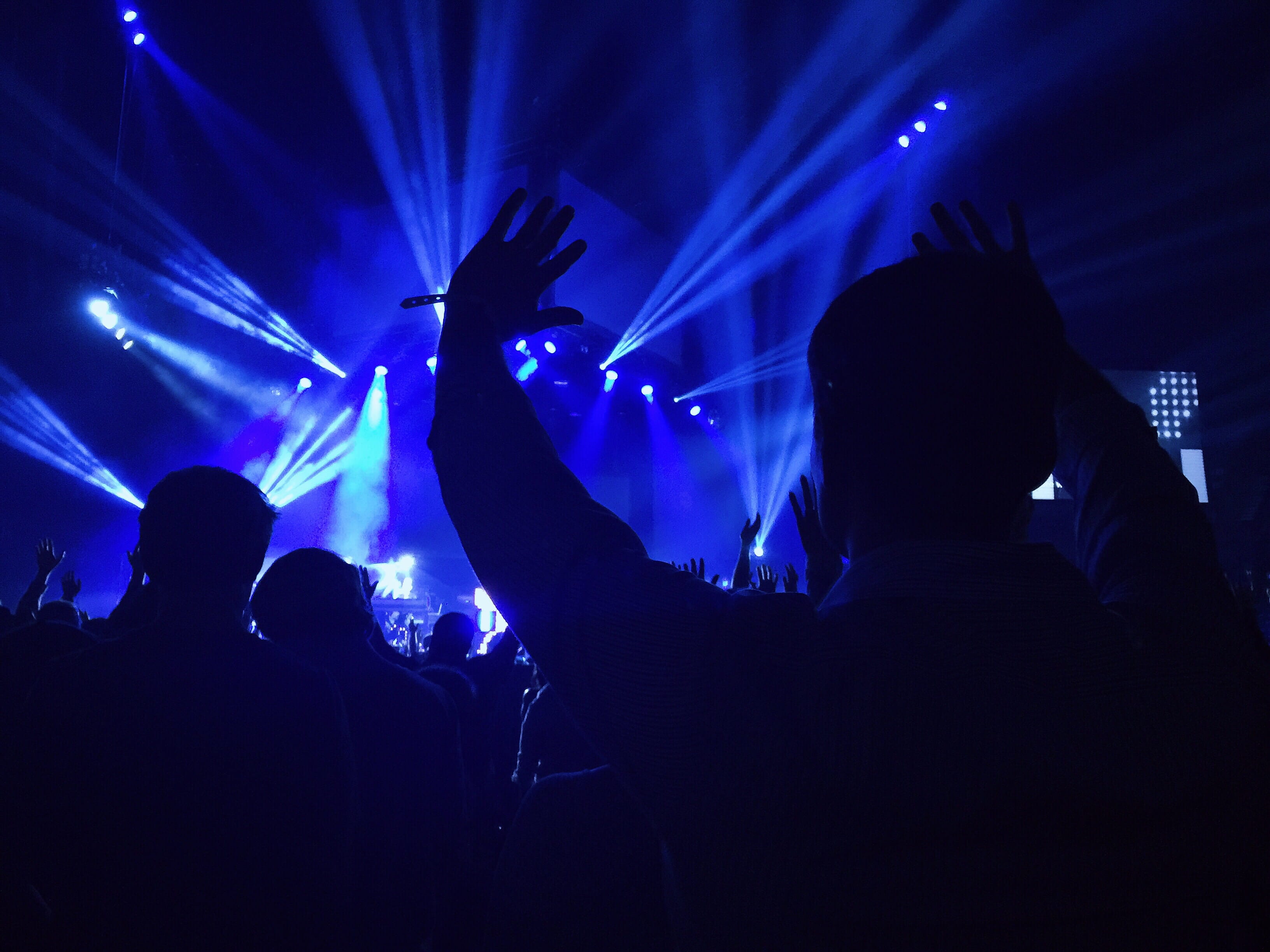stage light, spectator, music festival, light, fun, performance, watching, music, group, excitement, group of people, silhouette, human arm, popular music concert, HD Wallpaper