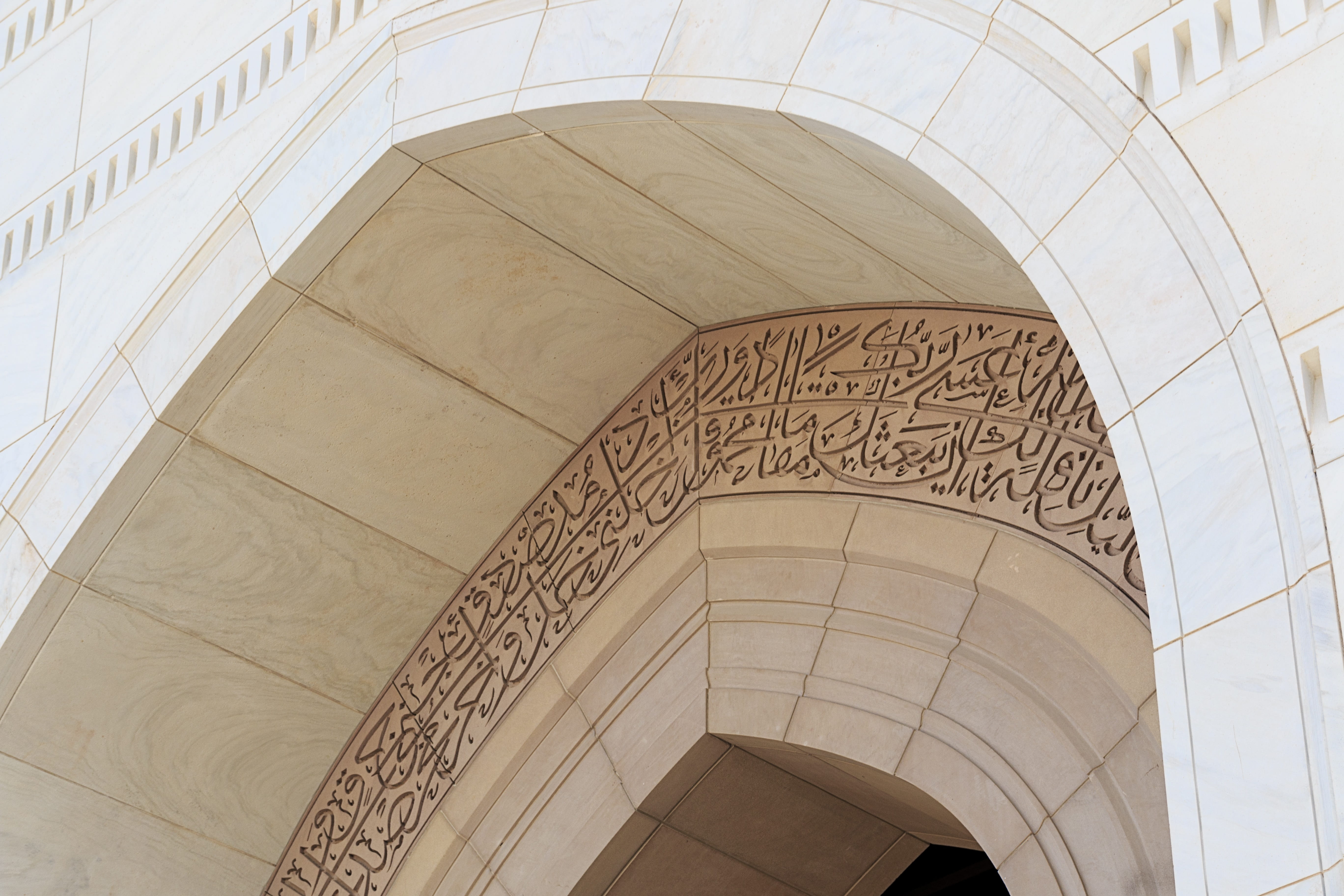 architectural column, pattern, white, sultan qaboos grand mosque, ornate, outdoors, travel destinations, history, 5K, no people, arch, low angle view, HD Wallpaper
