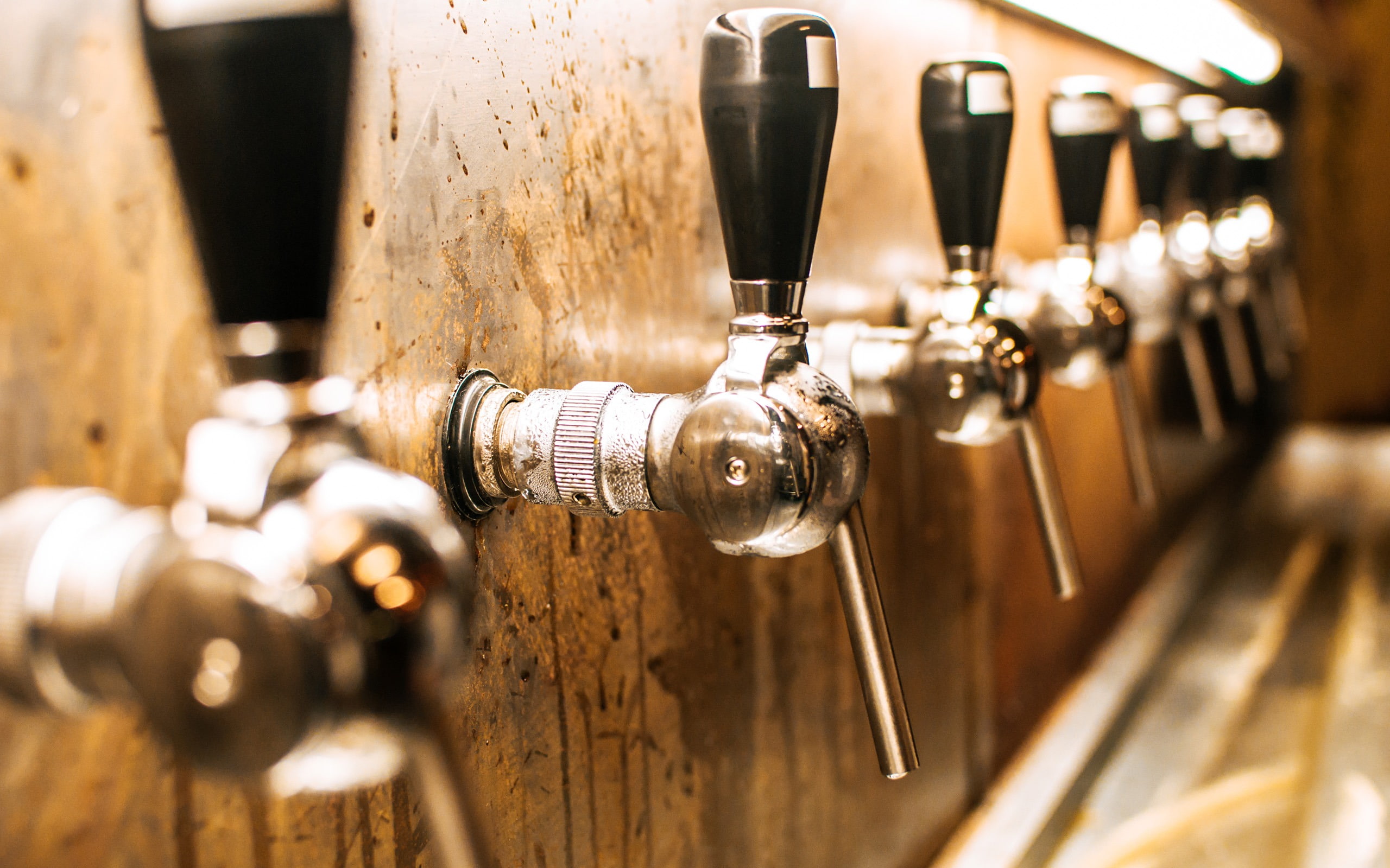 close-up, 2K, drink, food and drink, photo, day, beer tap, hd, old, machinery, technology, refreshment, metal, no people, business, indoors, in a row, HD Wallpaper