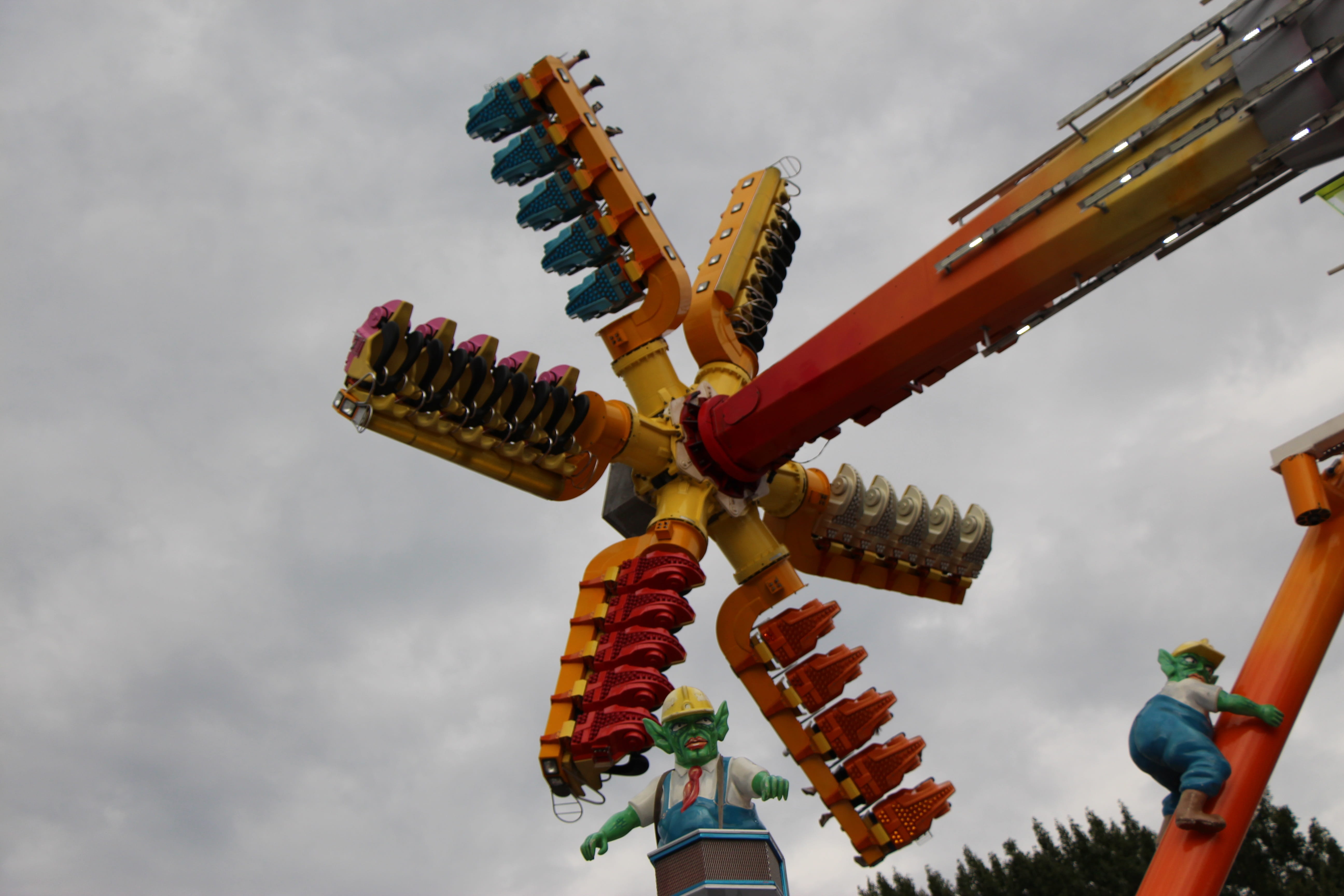 enjoyment, hamburg, amusement park ride, cloud - sky, hanging, hamburger dom, festival site, carnies, focus on foreground, germany, dom, creativity, lighting equipment, HD Wallpaper