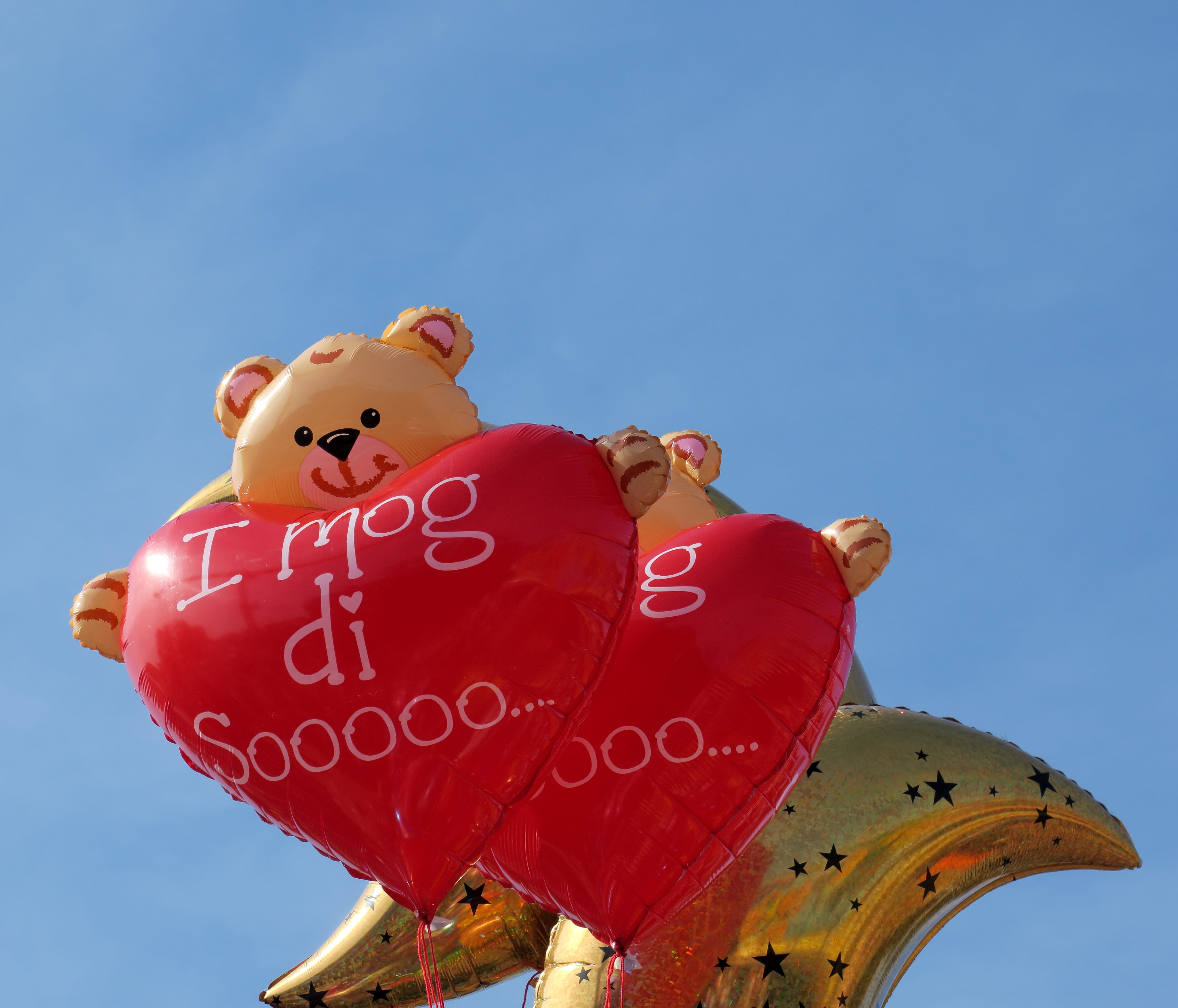 piggy bank, copy space, 4K, carnies, year market, finance, sky, architecture, heart, oktoberfest, savings, folk festival, fairground, sunlight, balloon, HD Wallpaper