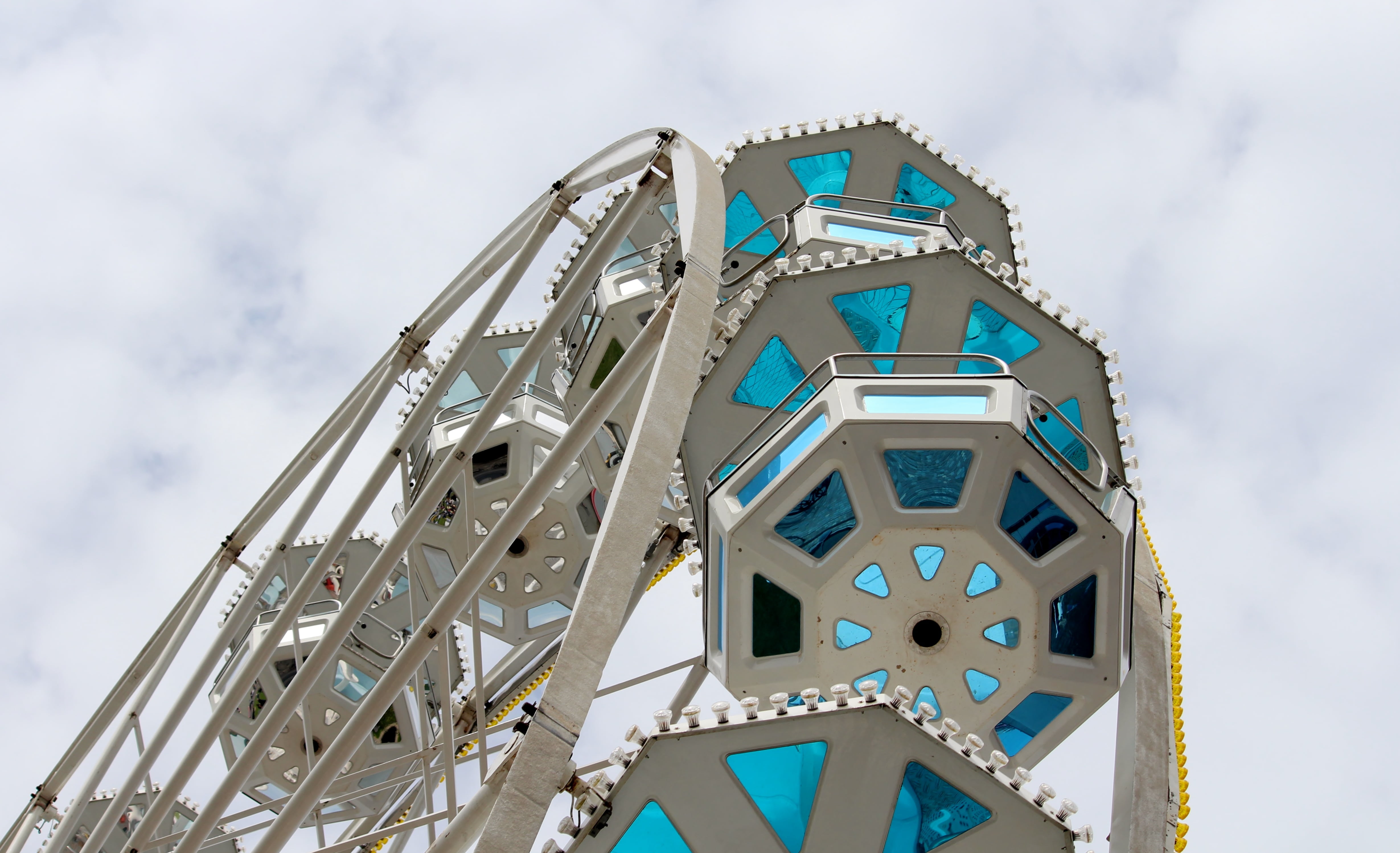 leisure, day, ferris wheel, cable glands, outdoors, 4K, fun, architecture, carousel, blue, arts culture and entertainment, building, house, residential district, HD Wallpaper