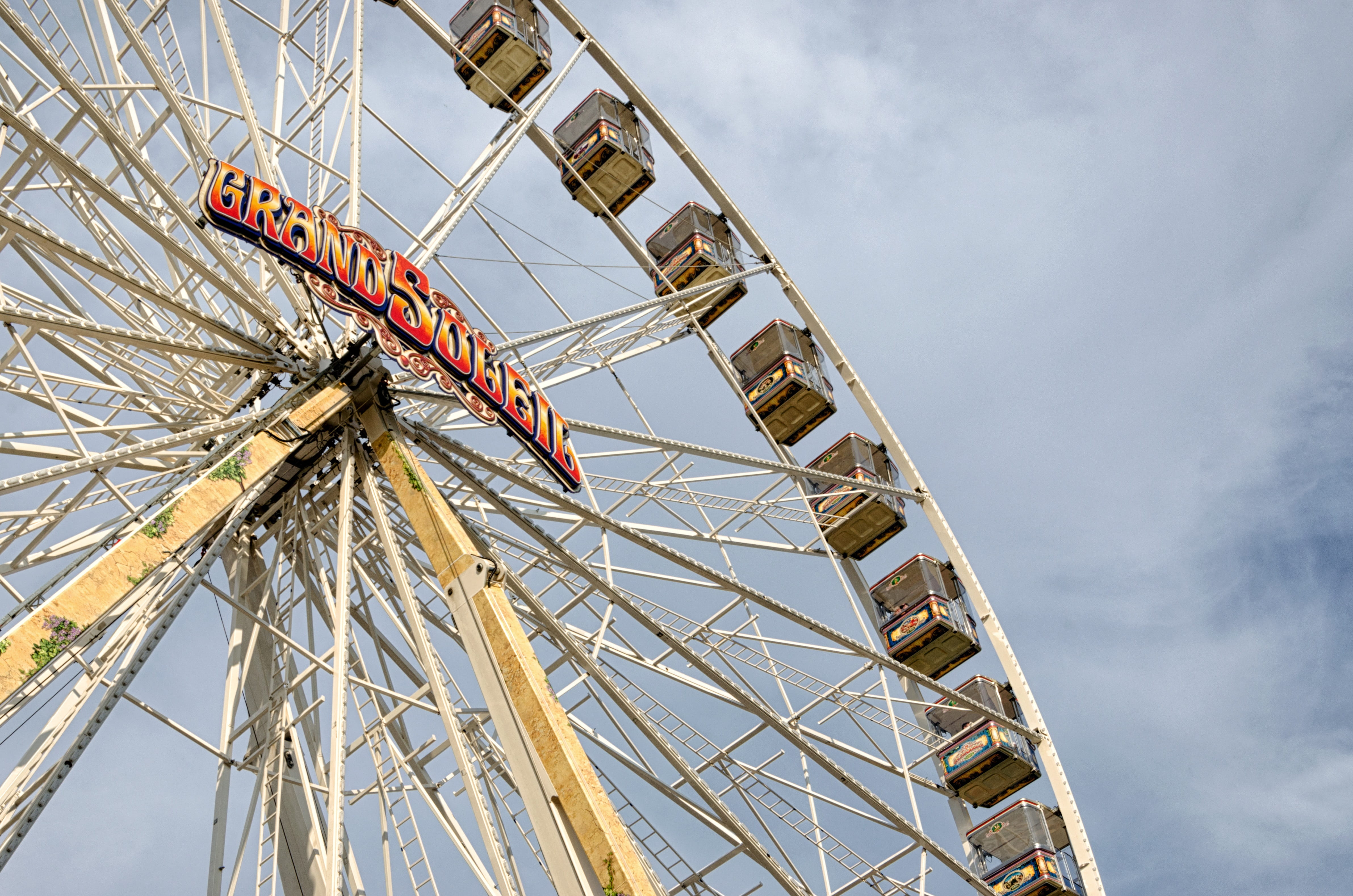 gondolas, amusement park ride, festival site, cloud - sky, fair, ulmer volksfest, amusement park, carnival, outdoors, folk festival, theme park, ride, turn, HD Wallpaper