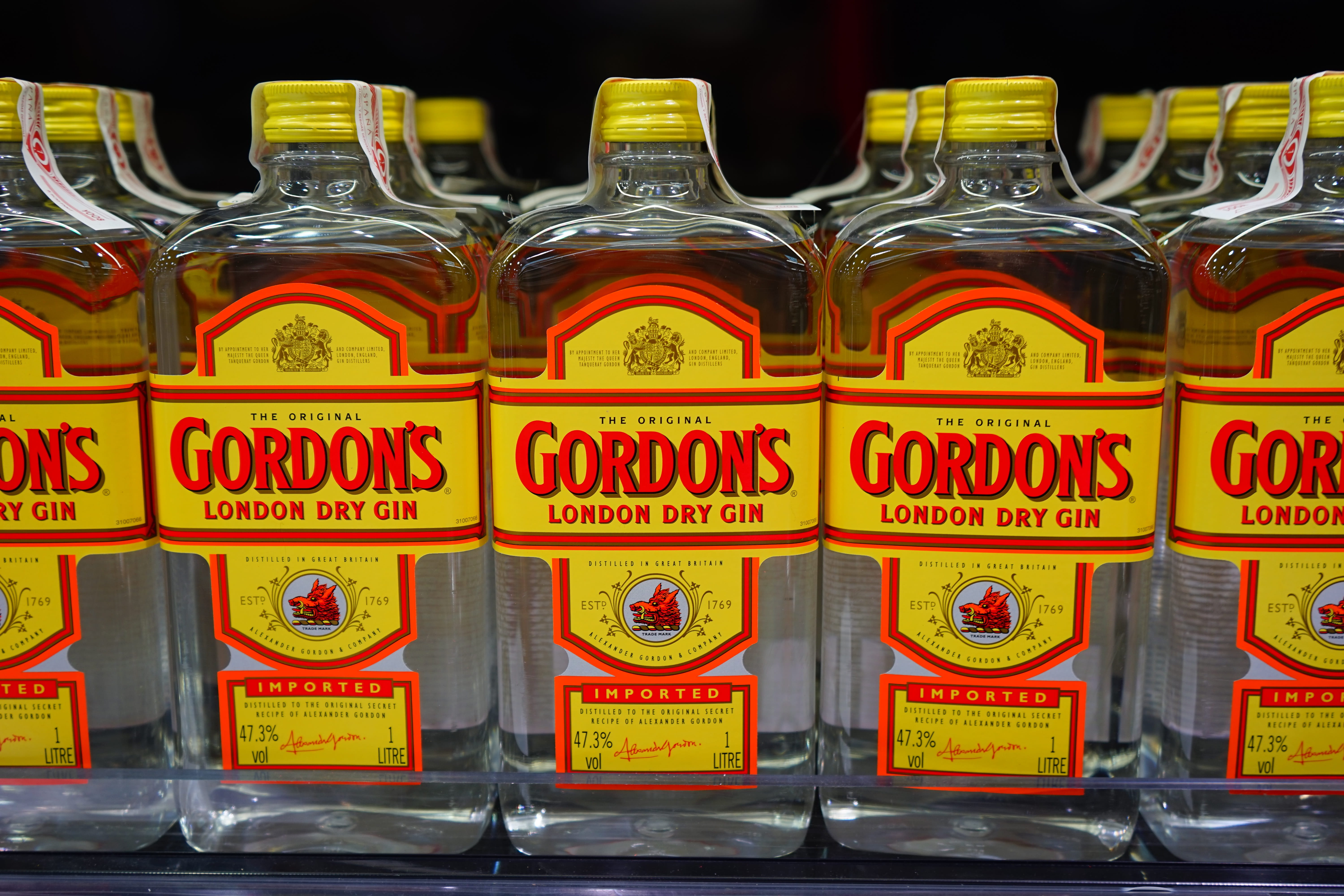premium gin brand, no people, script, world brands, price tag, retail display, indoors, store, Alcohol, alcohol sales, cameronbridge distillery, Gin, in a row, HD Wallpaper