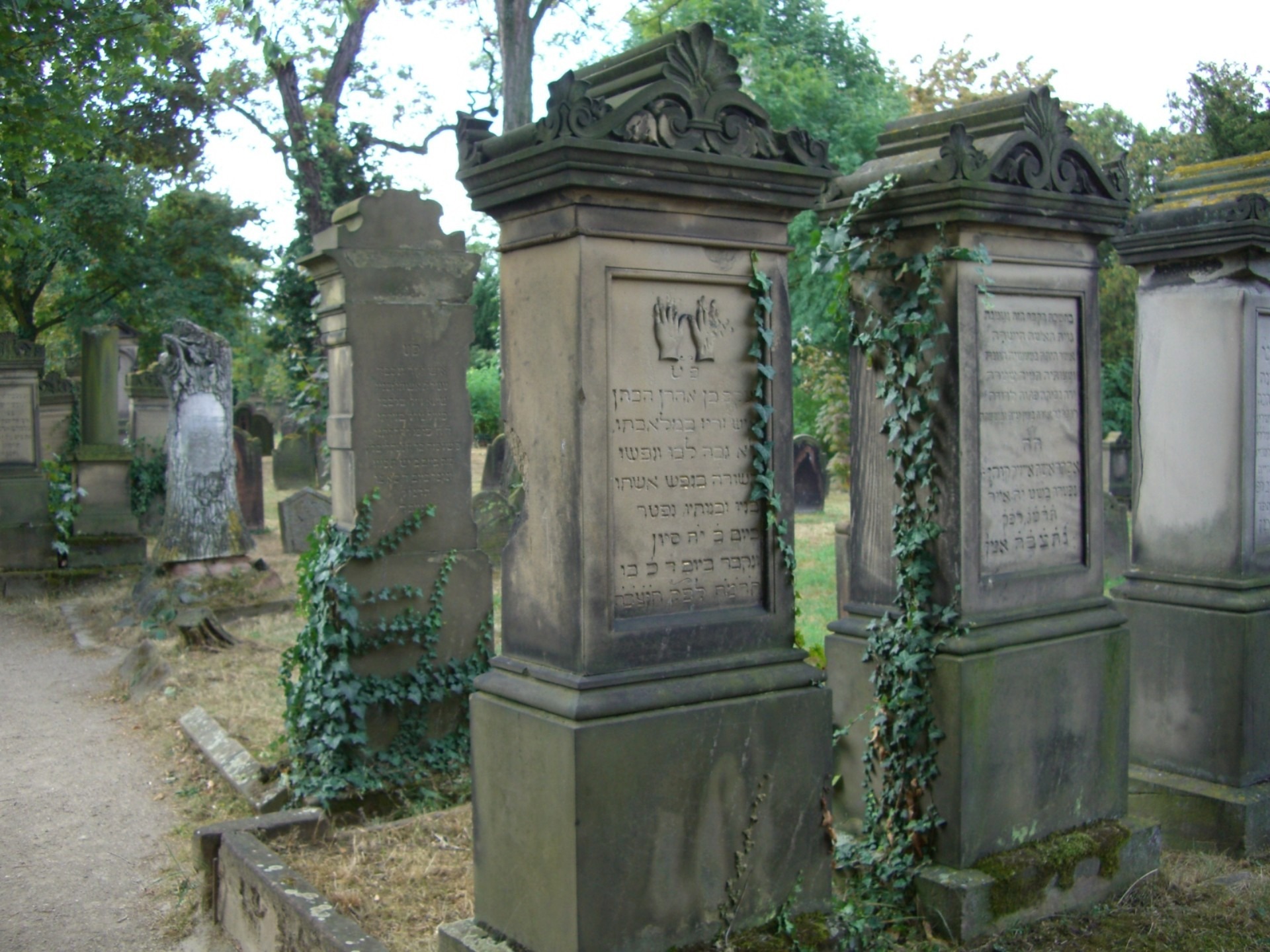 worms, grave, art and craft, old, cemetery, architecture, built structure, outdoors, plant, tree, no people, religion, human representation, tombstone, HD Wallpaper