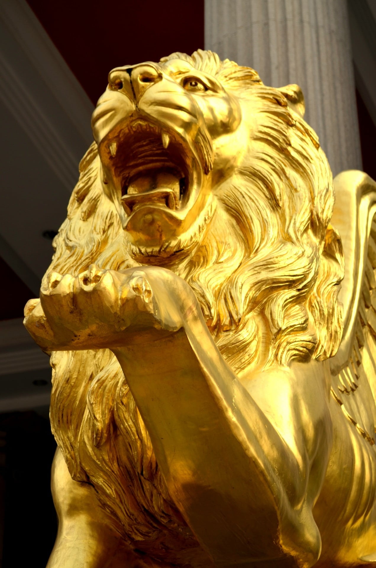 lion, craft, sculpture, ornate, low angle view, built structure, king jungle, golden lion, animals, lion - feline, no people, human representation, gold, Phone HD Wallpaper
