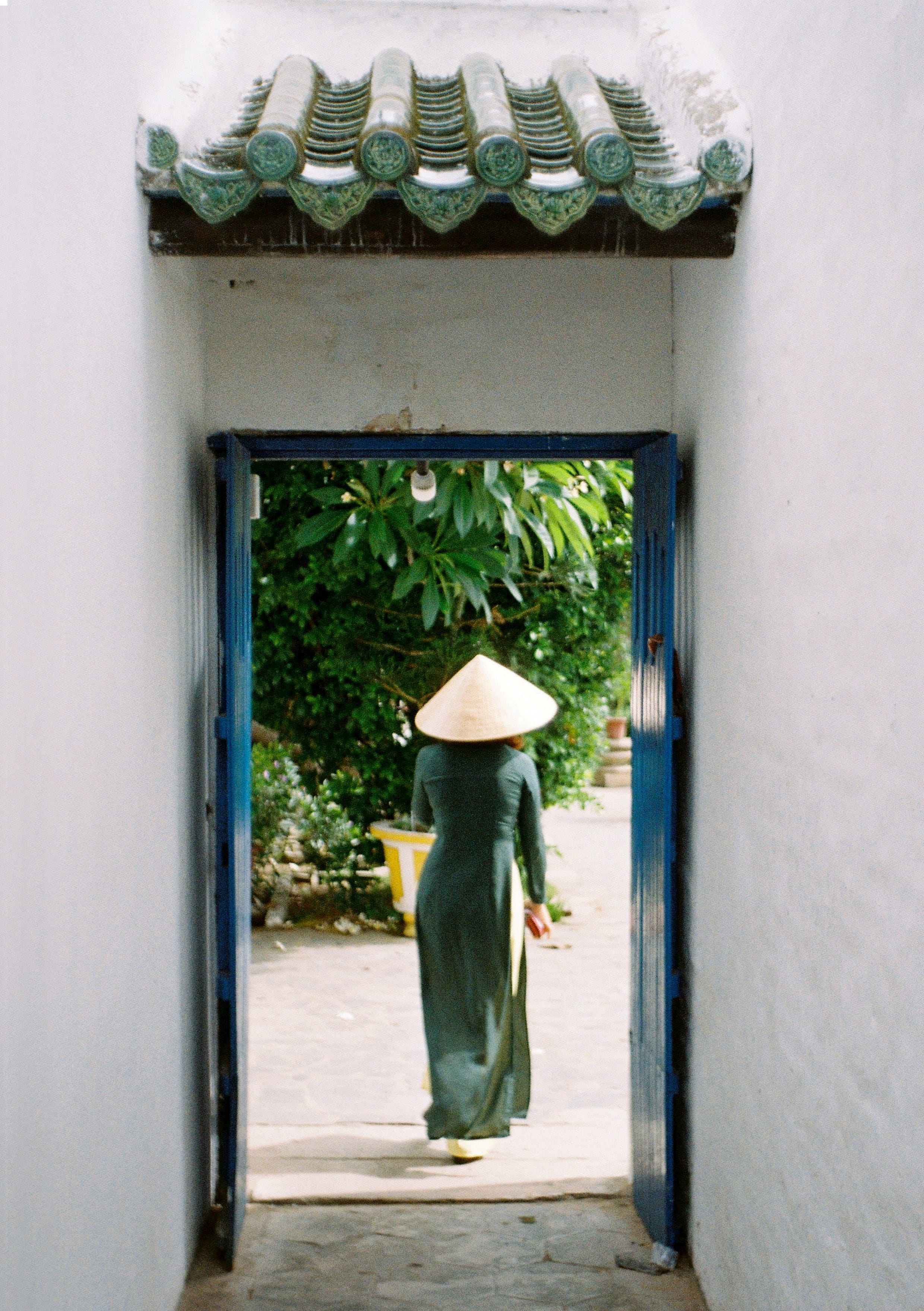 asia, home decor, details, 35mm, lifestyles, one person, rear view, human, 2K, footwear, entrance, asian, built structure, shoe, roof, traditional house, Phone HD Wallpaper