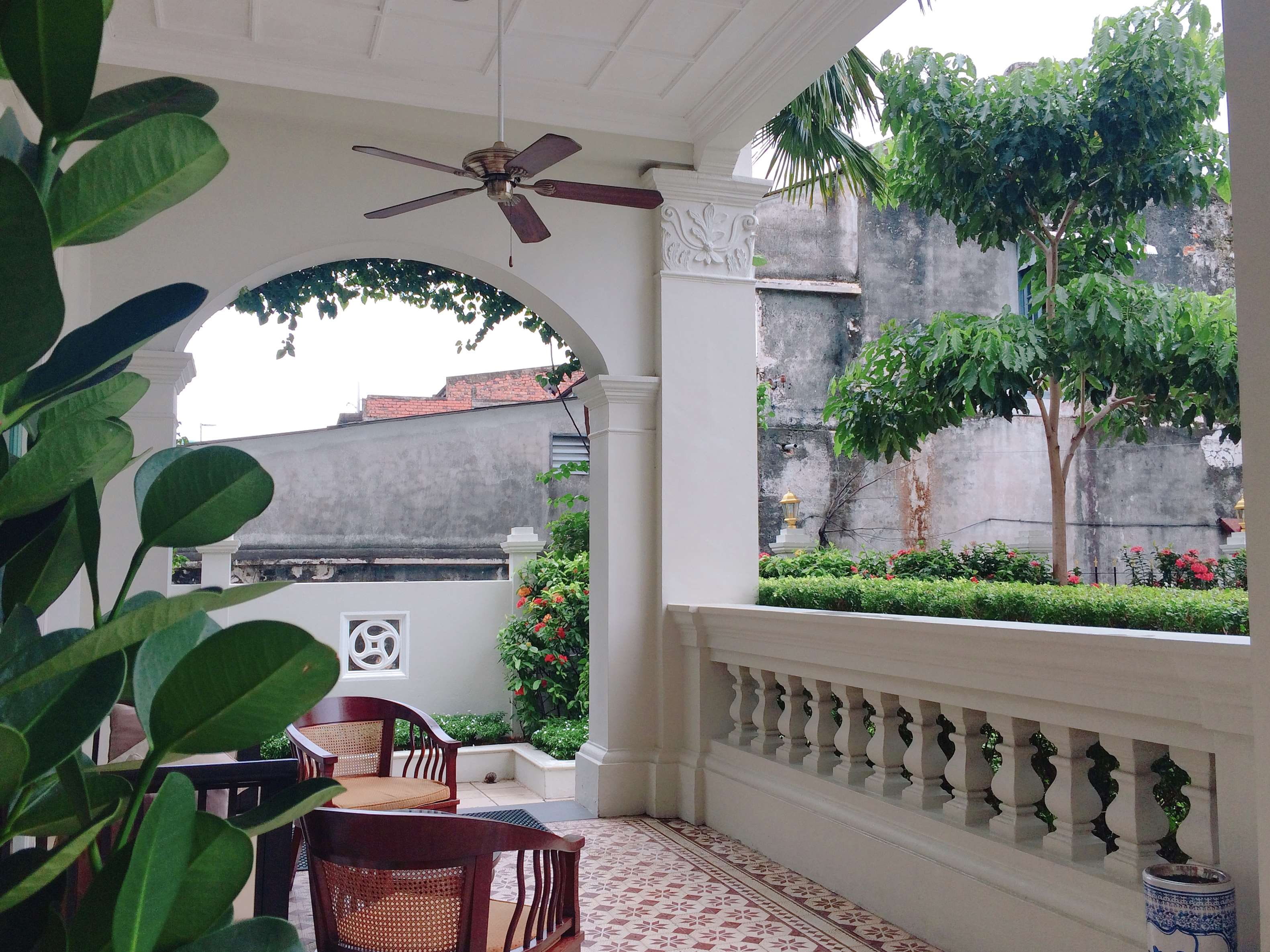 tree, no people, beauty in nature, built structure, plant part, 2K, growth, plant, green color, day, building, window, architecture, melaka, leaf, potted plant, HD Wallpaper