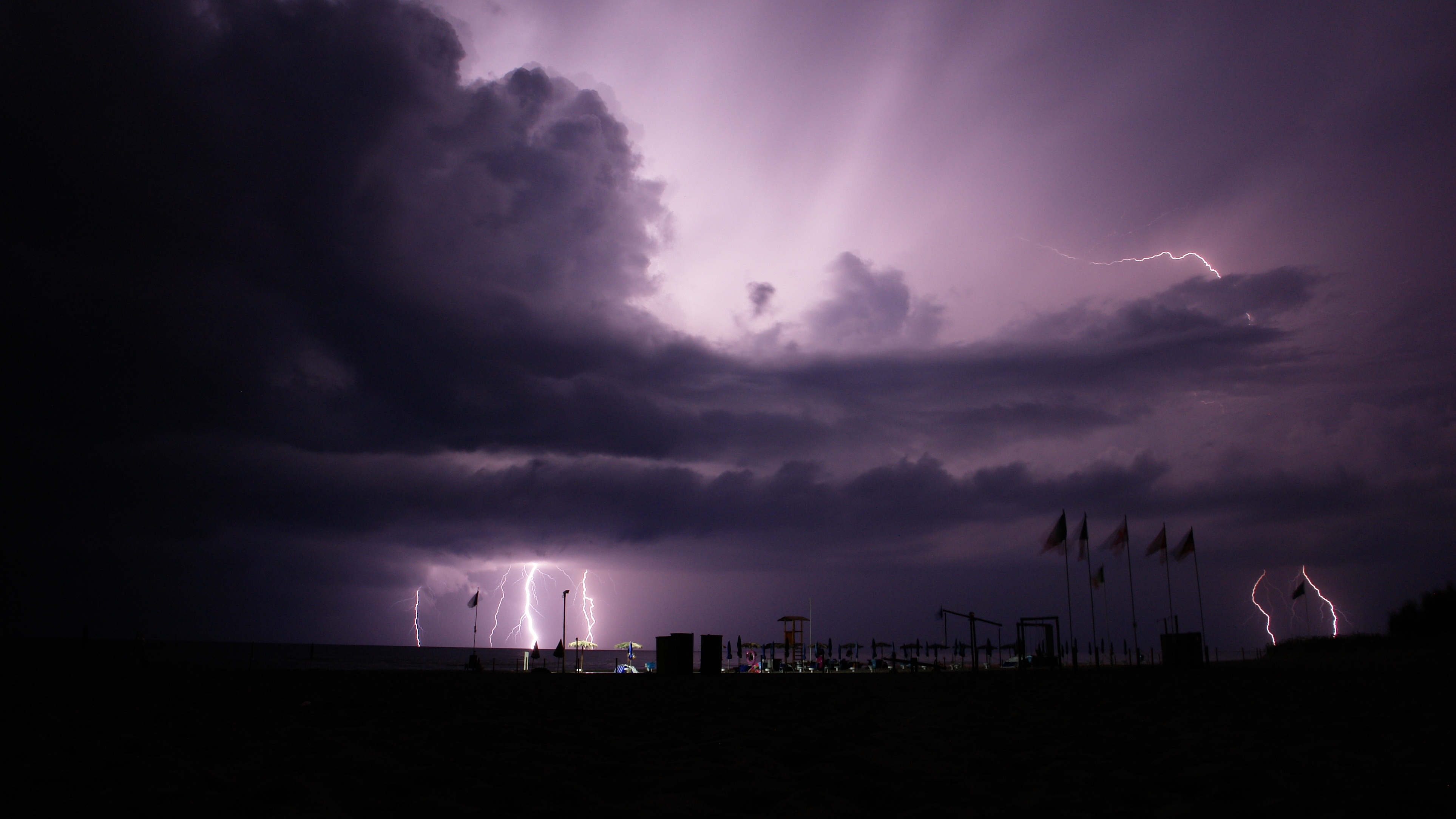 building exterior, 4K, lightning, sky, paestum, outdoors, power, nature, landscape, ominous, storm, power in nature, thunderstorm, cloudscape, environment, HD Wallpaper