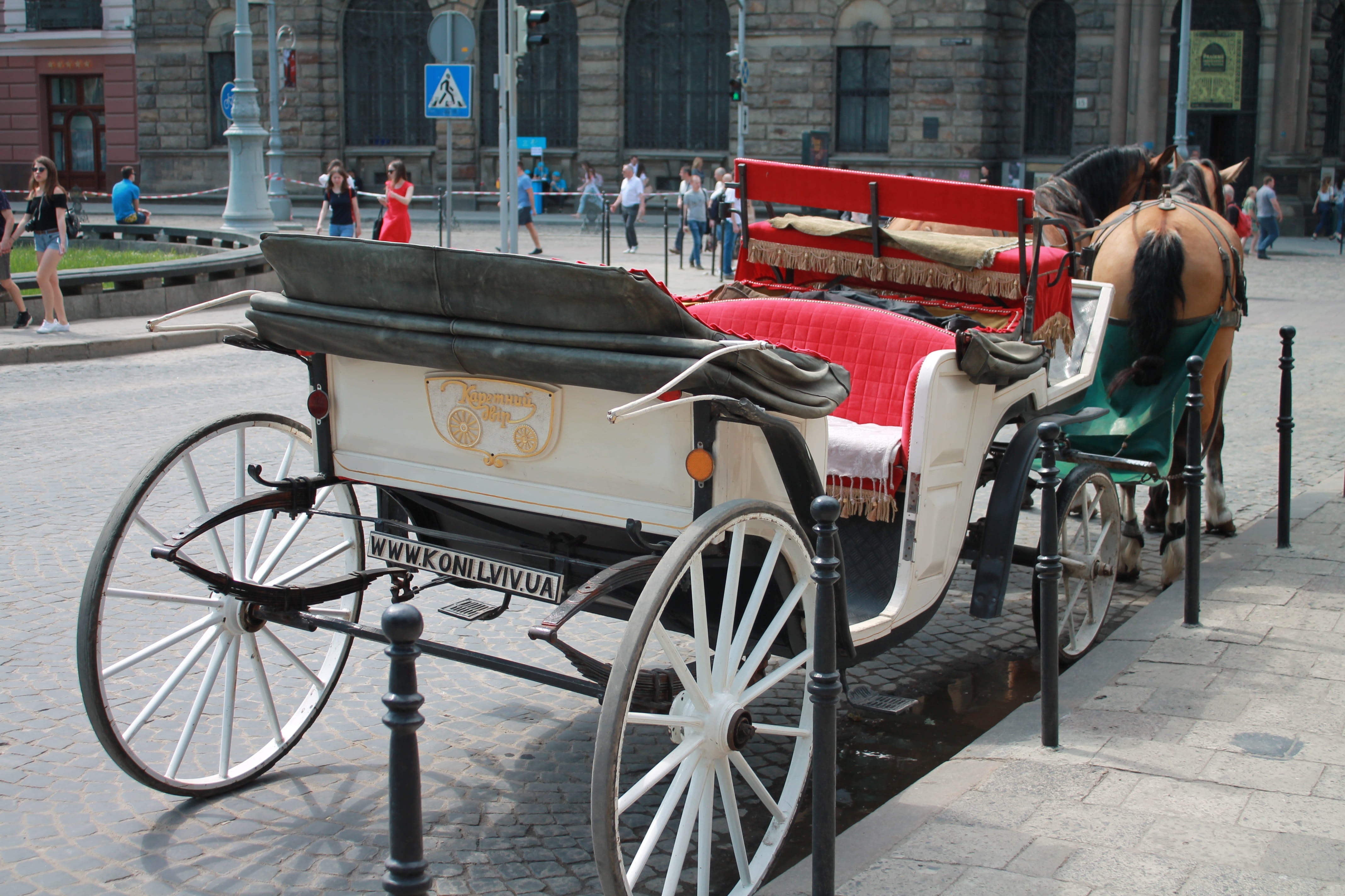 transportation, real people, men, group of people, built structure, people, horse, city centre, land vehicle, architecture, incidental people, carriage, HD Wallpaper