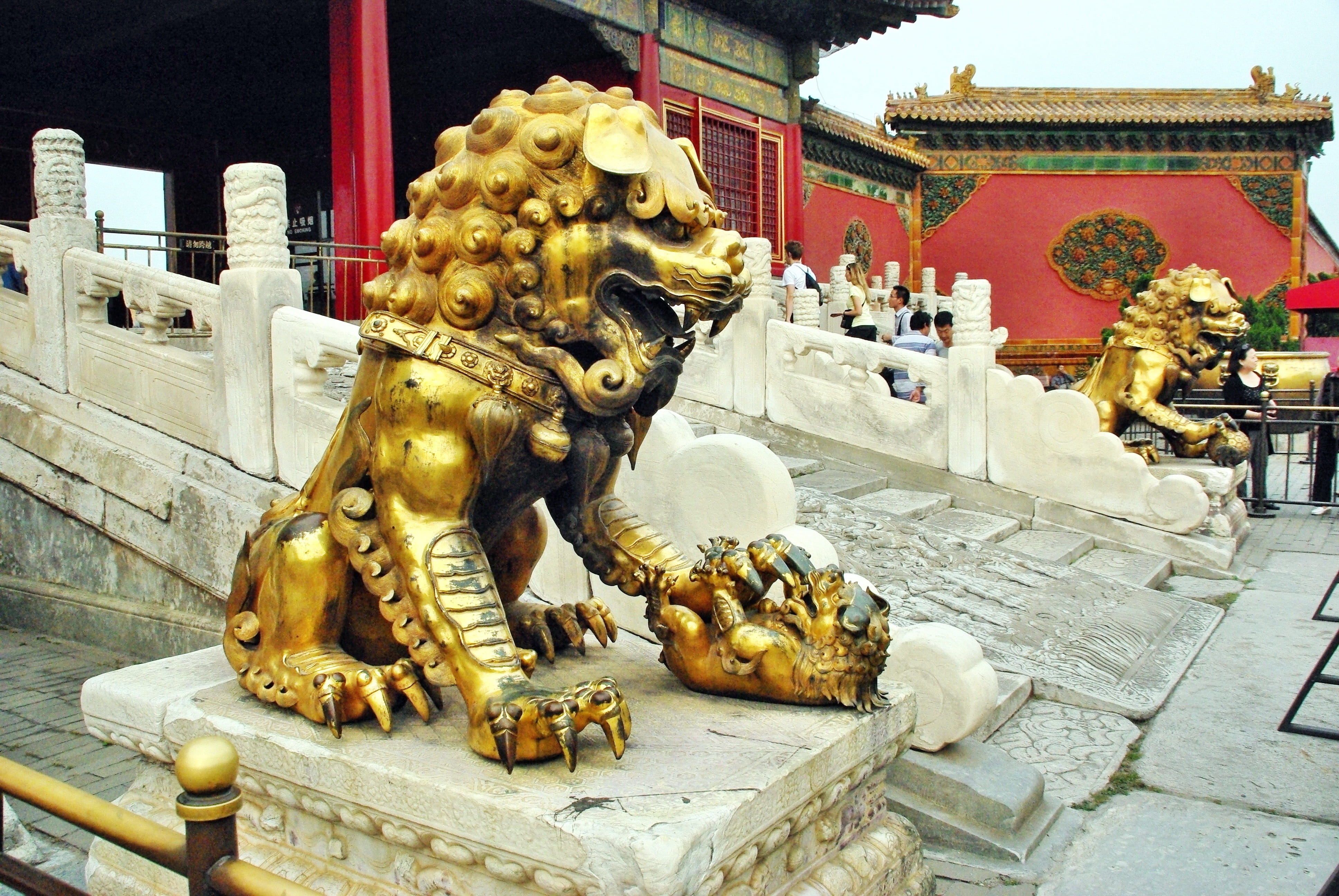building exterior, statue, lion, male likeness, building, architecture, place of worship, gold colored, no people, human representation, belief, religion, HD Wallpaper