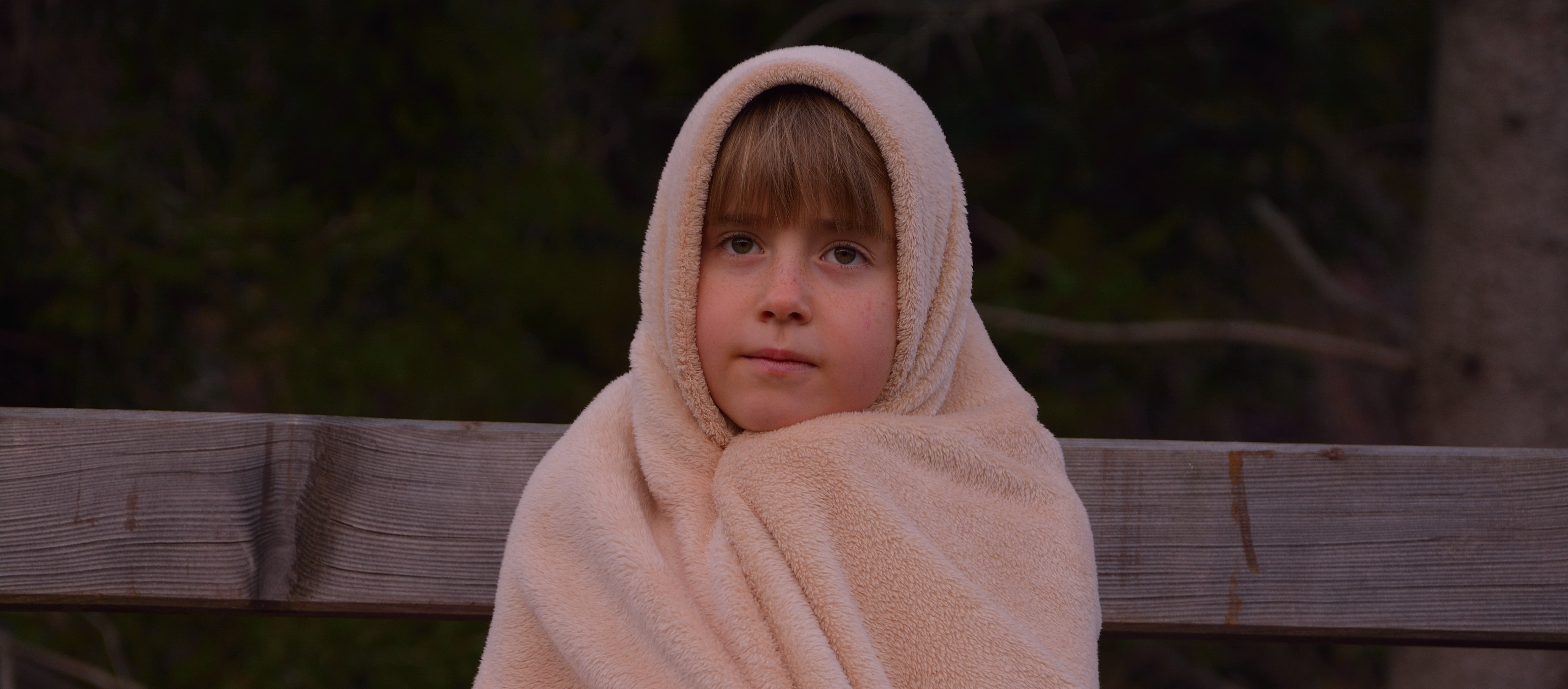 front view, contemplation, girl, innocence, looking, childhood, ze, offspring, 5K, looking at camera, hood - clothing, thoughtful, sad, wood - material, HD Wallpaper