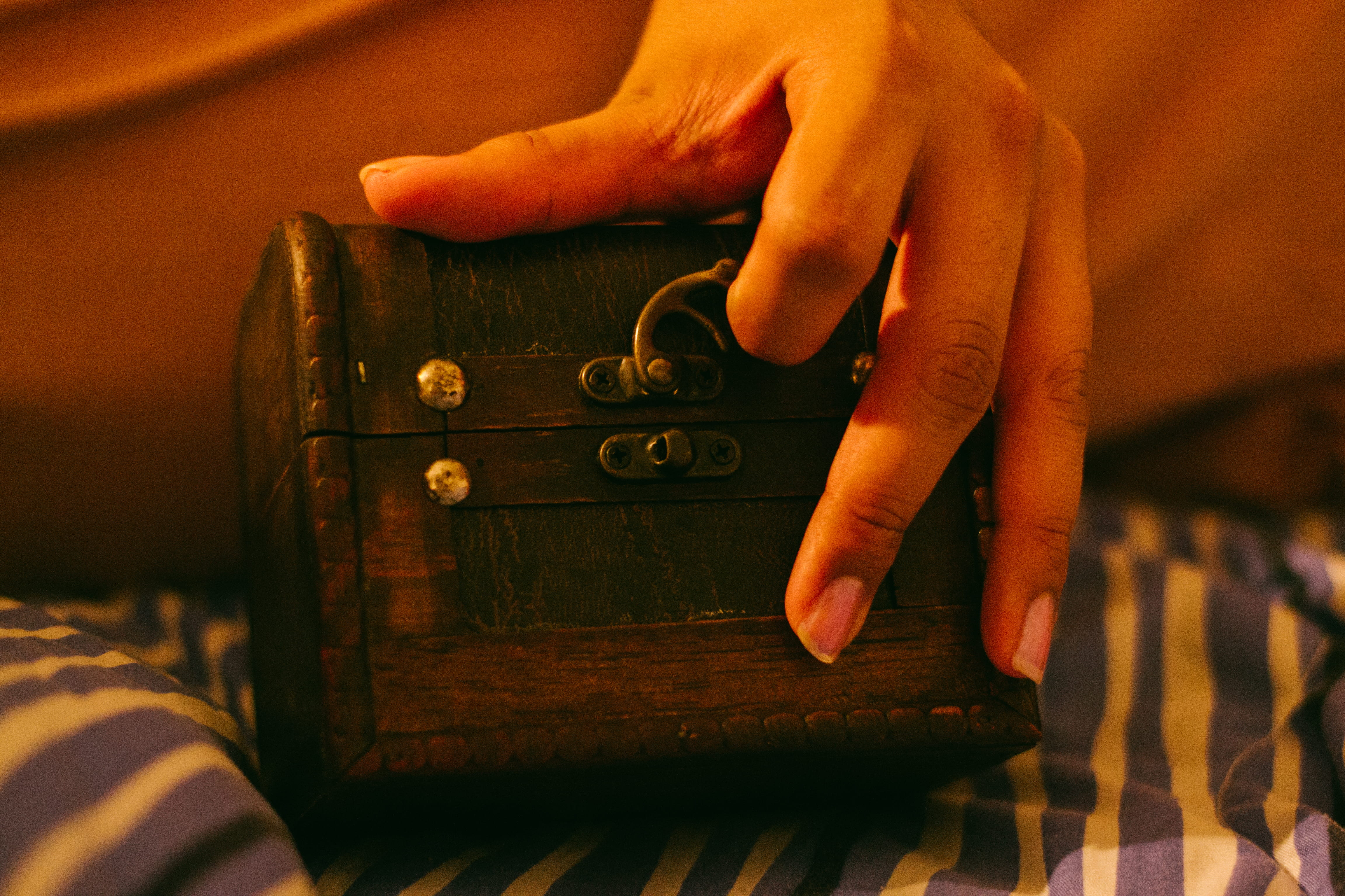 retro, arts culture and entertainment, chest, holding, human hand, skill, body part, small, woman, fingers, vintage, nails, stripes, music, 4K, focus on foreground, HD Wallpaper