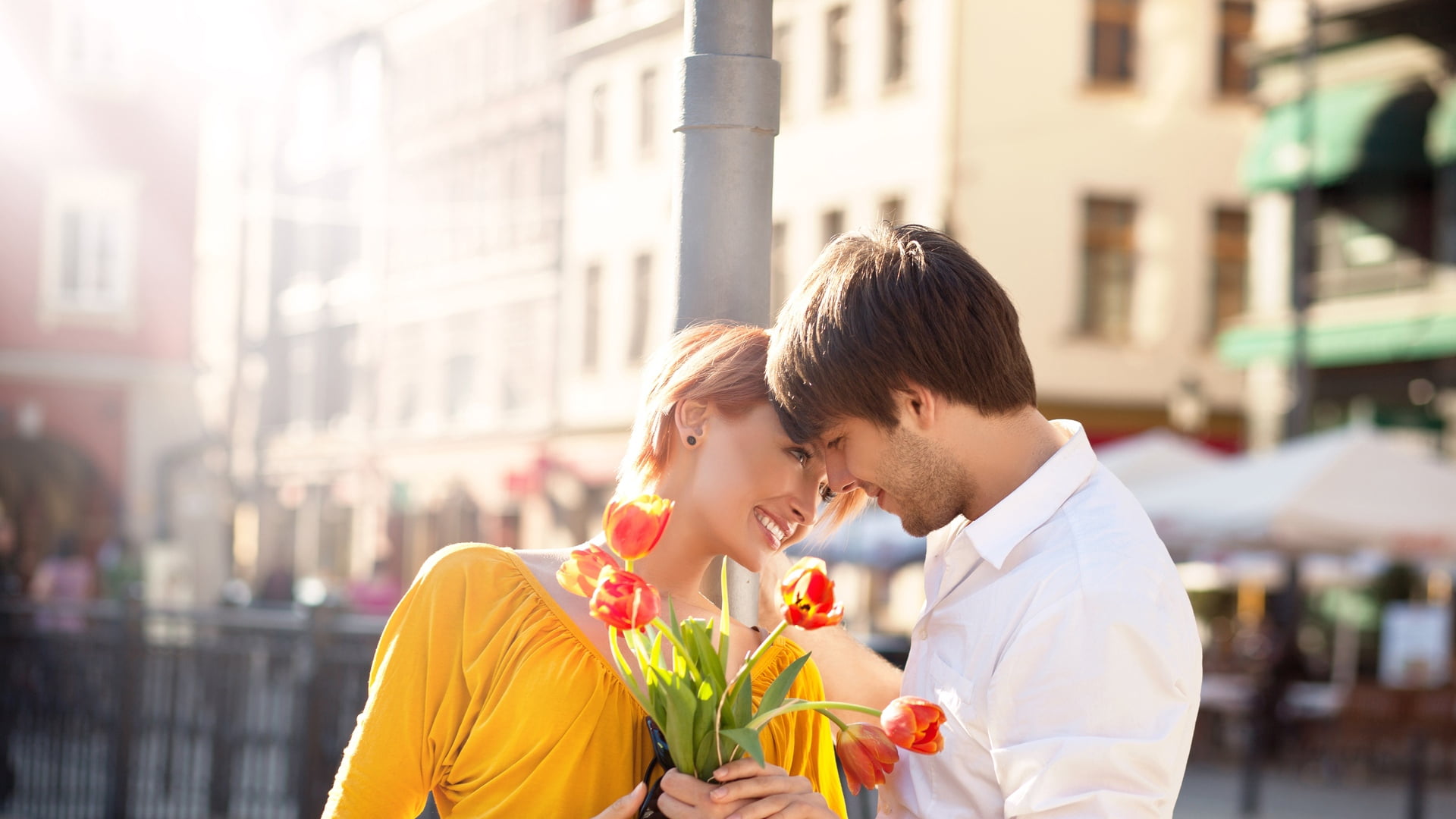 white, flowers, loving, architecture, fun, city, bouquet, city Life, date, beautiful, honeymoon, outdoors, 1080P, enjoyment, positive emotion, shirt, single Flower, HD Wallpaper