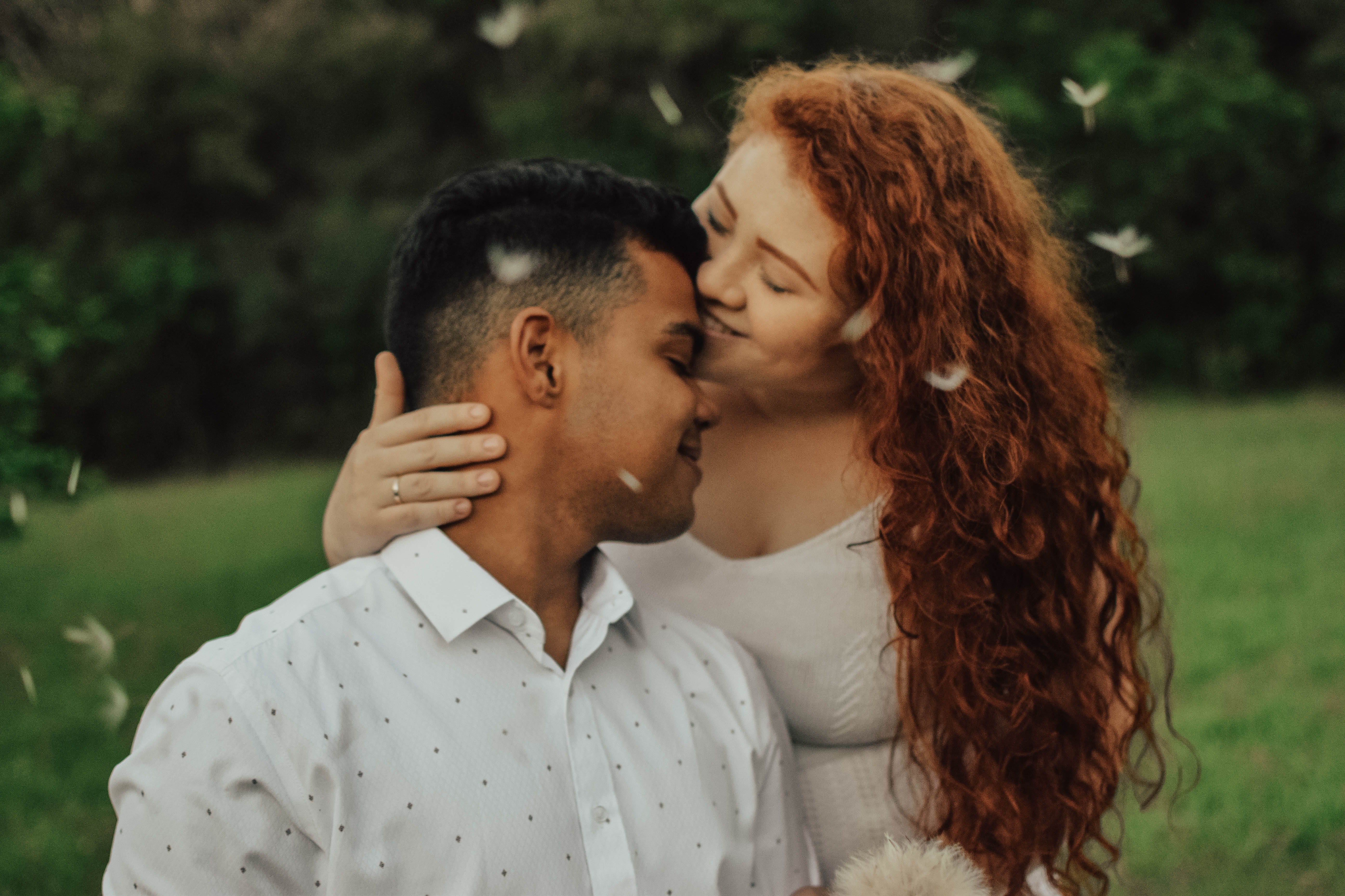 s, happiness, 5K, green, trees, connection, togetherness, couple - relationship, near, kissing, hairstyle, adult, affectionate, hair, man, forehead, sitting, HD Wallpaper