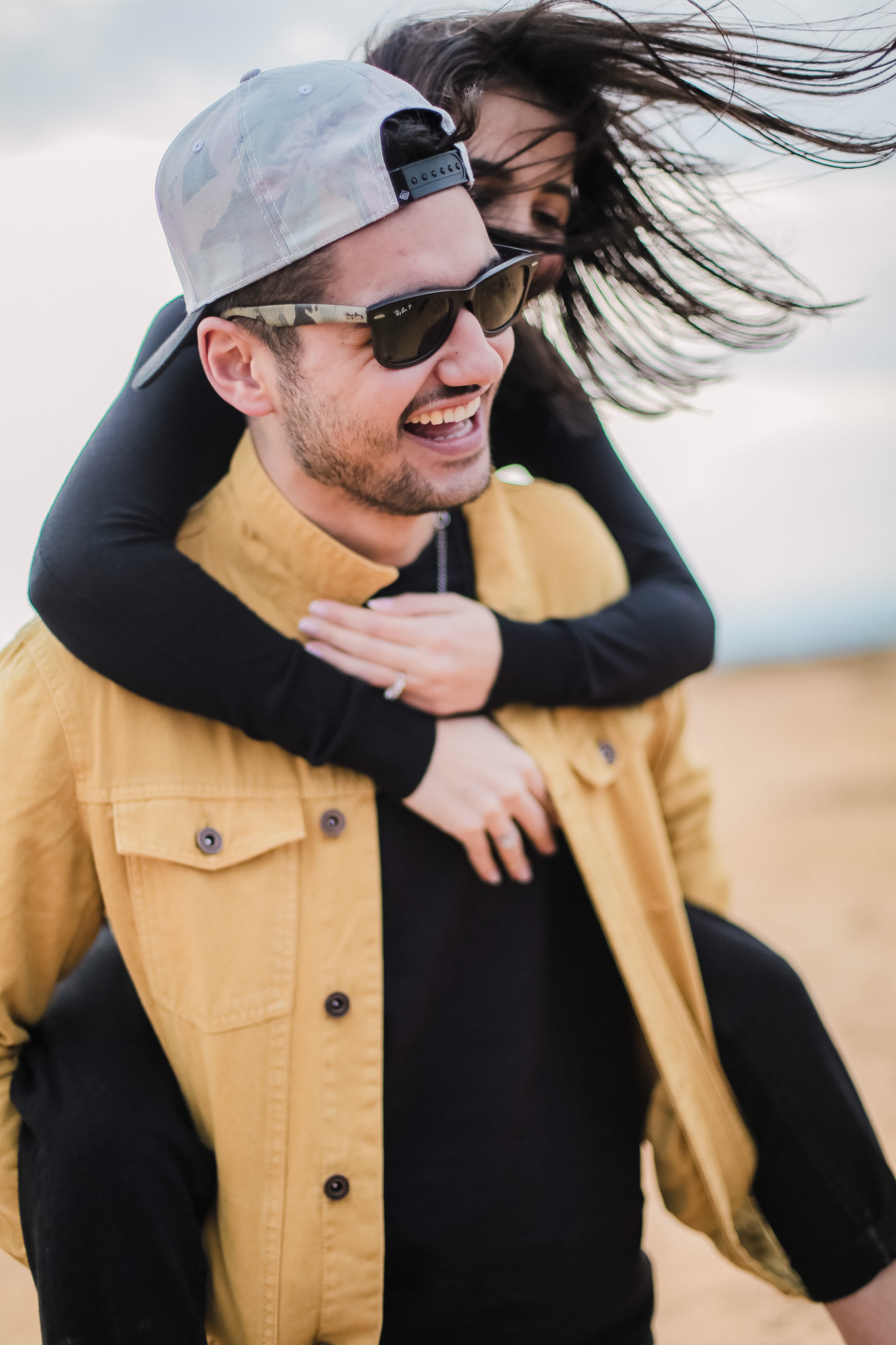 couple - relationship, leisure activity, fashion, men, two people, focus on foreground, outdoors, back, people, carrying, clothing, casual clothing, daytime, Phone HD Wallpaper