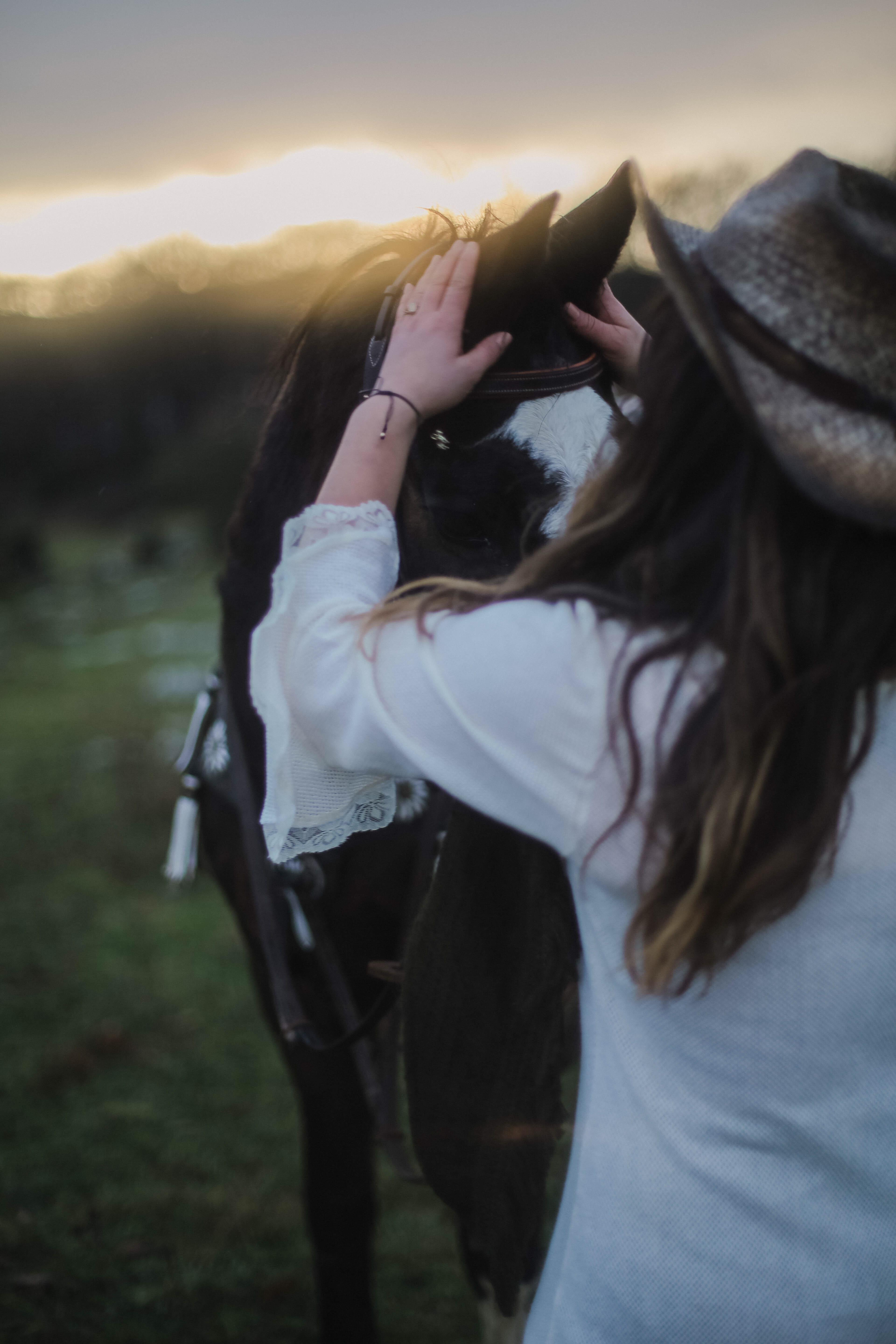long hair, touching, land, 5K, white, kurtaran, women, lifestyles, black, woman, nature, beautiful woman, hairstyle, focus on foreground, adult, field, Phone HD Wallpaper
