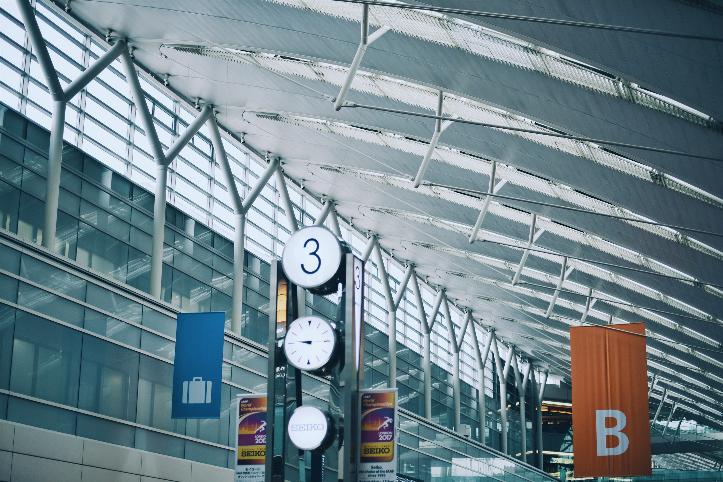 city, rail transportation, architecture, building exterior, ceiling, public transportation, 2K, pattern, day, metal, haneda airport, transportation, mode of transportation, HD Wallpaper