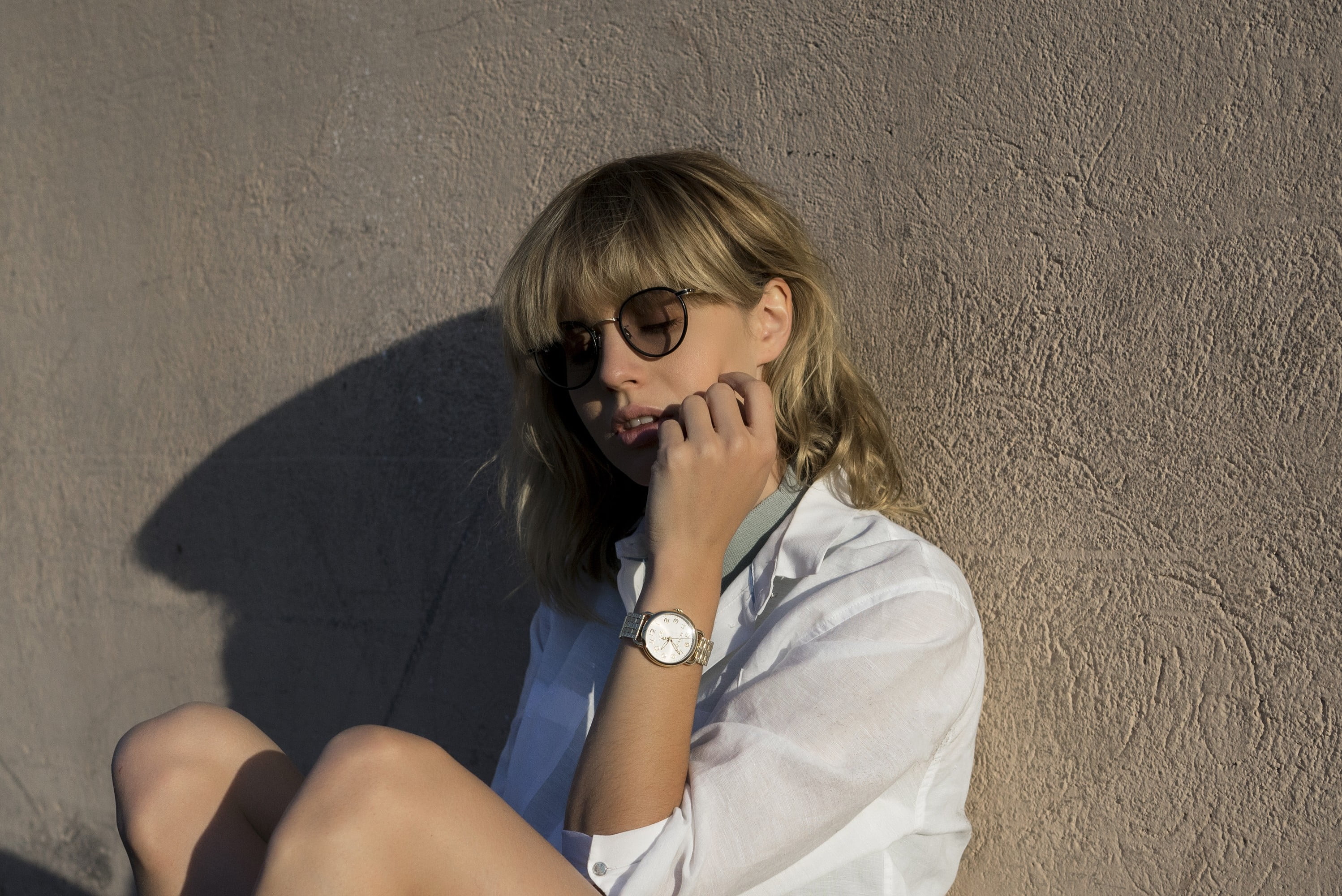 leisure activity, Lisa Dengler, beautiful woman, hair, girls, lifestyles, females, eyeglasses, doctor, wall - building feature, women, fashion, 2K, one person, HD Wallpaper