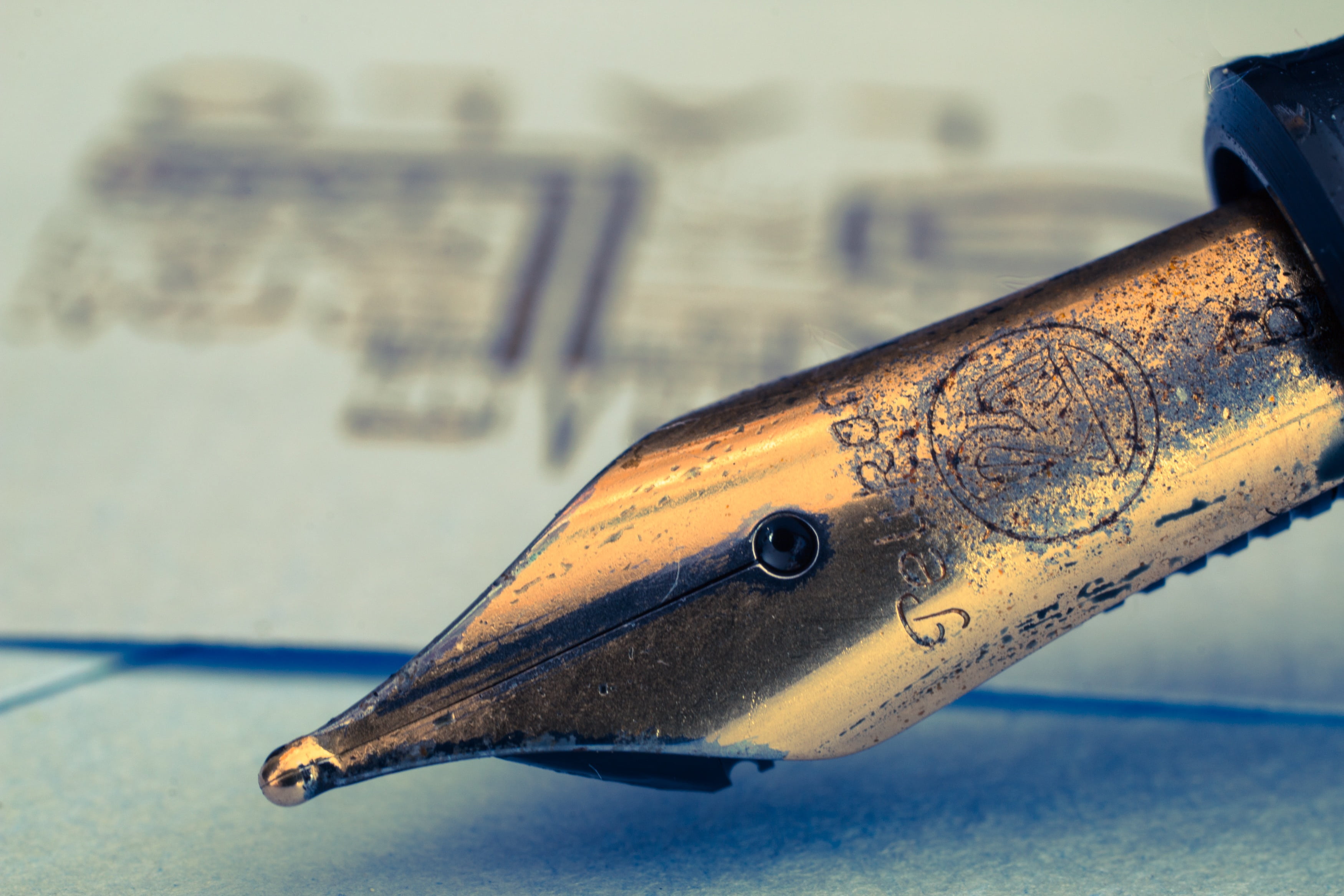 nib, handwritten, communication, animal, writing instrument, photo, focus on foreground, filler, wood - material, 2K, fountain, fountain pen, noble, gold, HD Wallpaper
