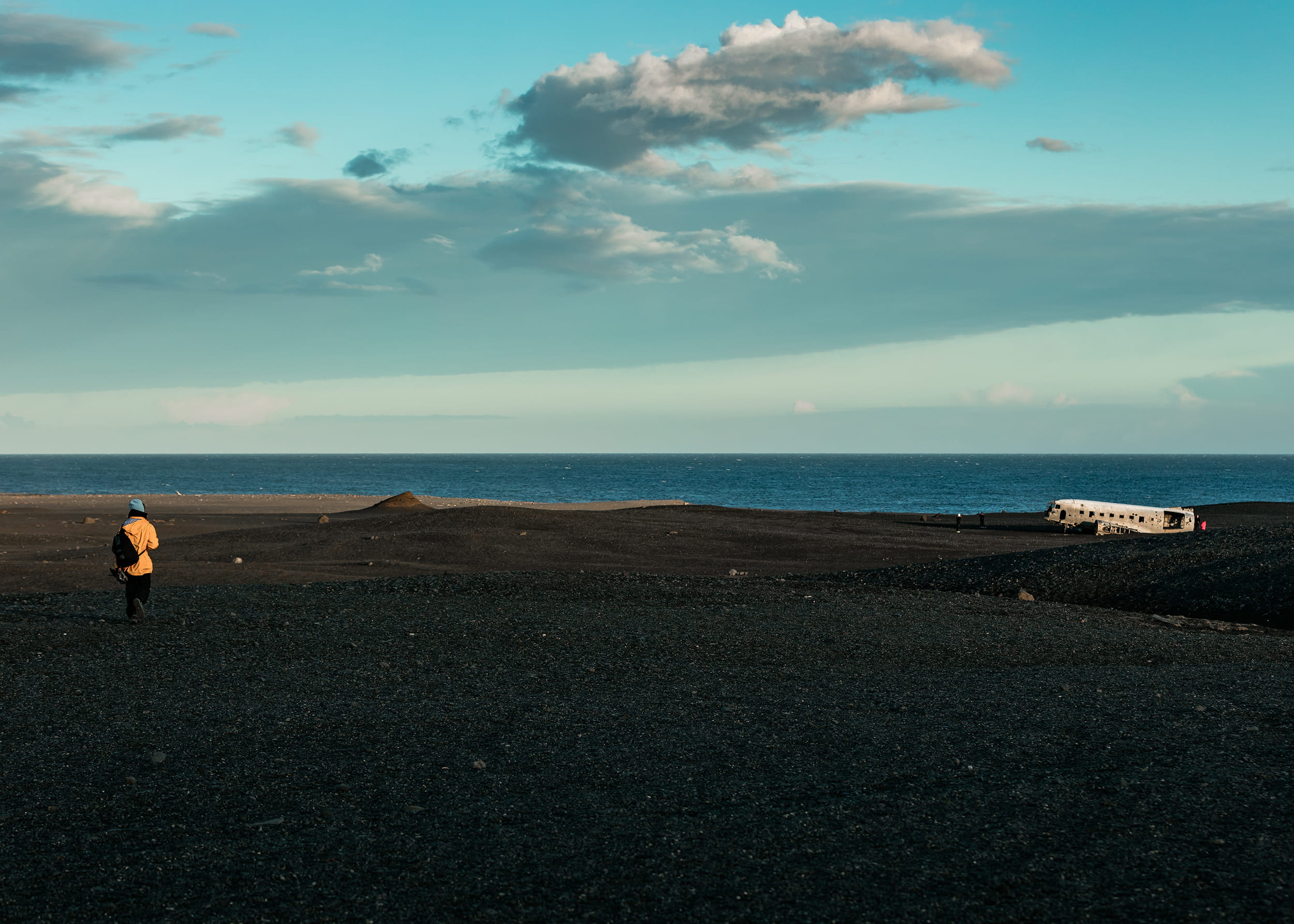 plane, outdoors, beach, dc3, water, sea, non-urban scene, horizon, iceland, cloud, horizon over water, sky, tranquility, landscape, one person, lifestyles, HD Wallpaper