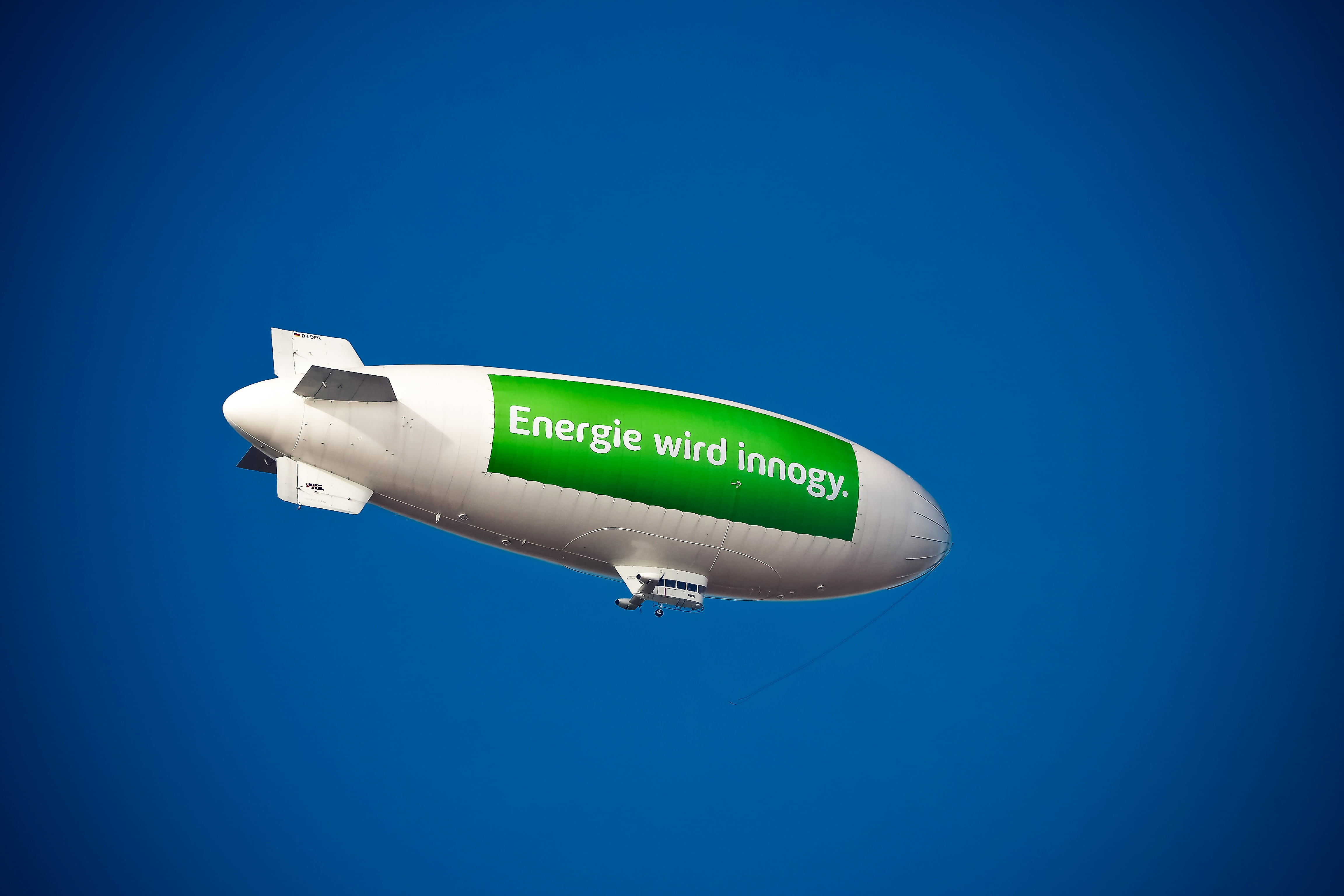 white, clear sky, text, nature, airship, innogy, colored background, copy space, helium, travel, float, printed, extreme sports, single object, marketing, HD Wallpaper