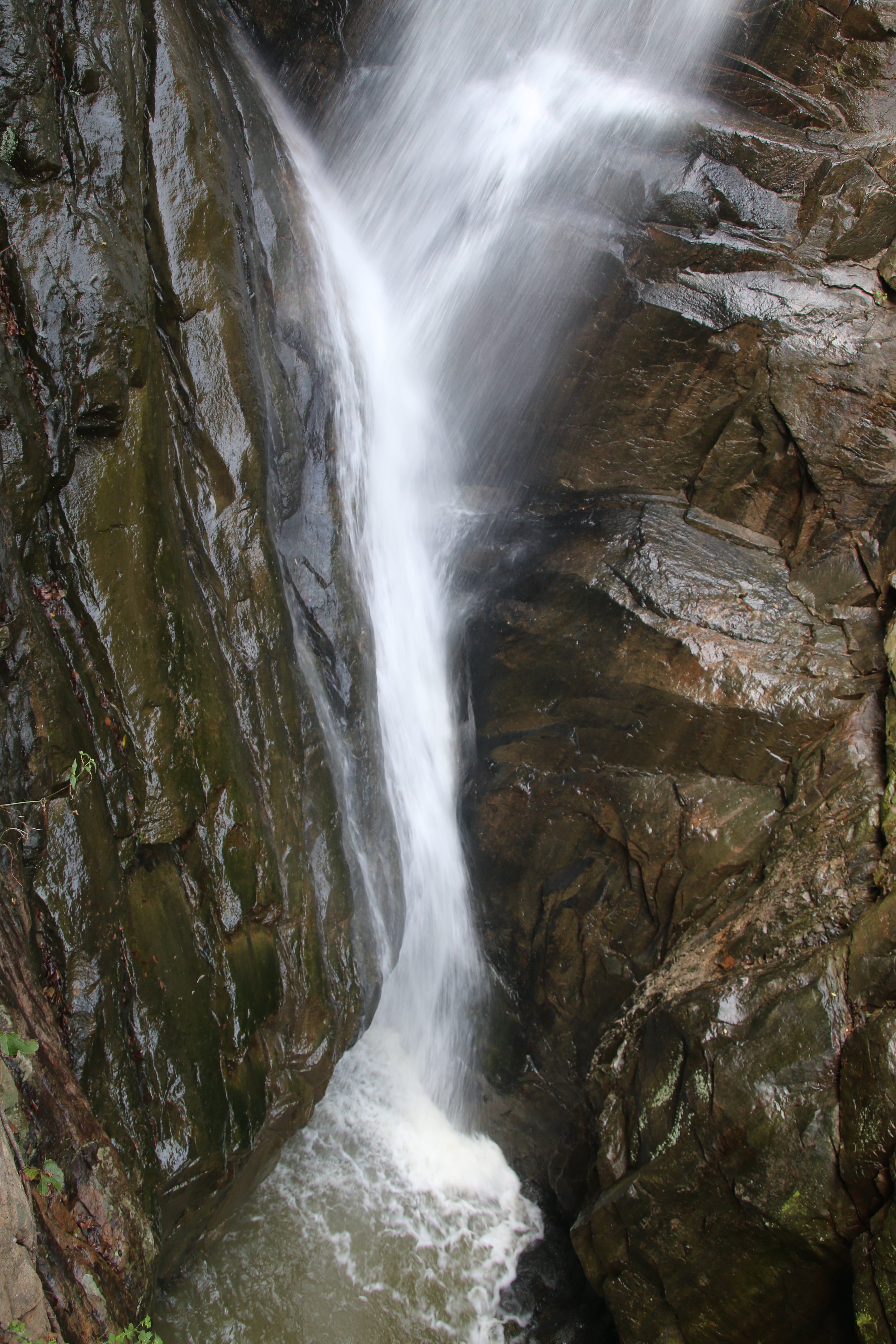 power in nature, shek pik, water, flowing, rock formation, 5K, nature, flowing water, rock, mountain, falls, blurred motion, motion, beauty in nature, Phone HD Wallpaper
