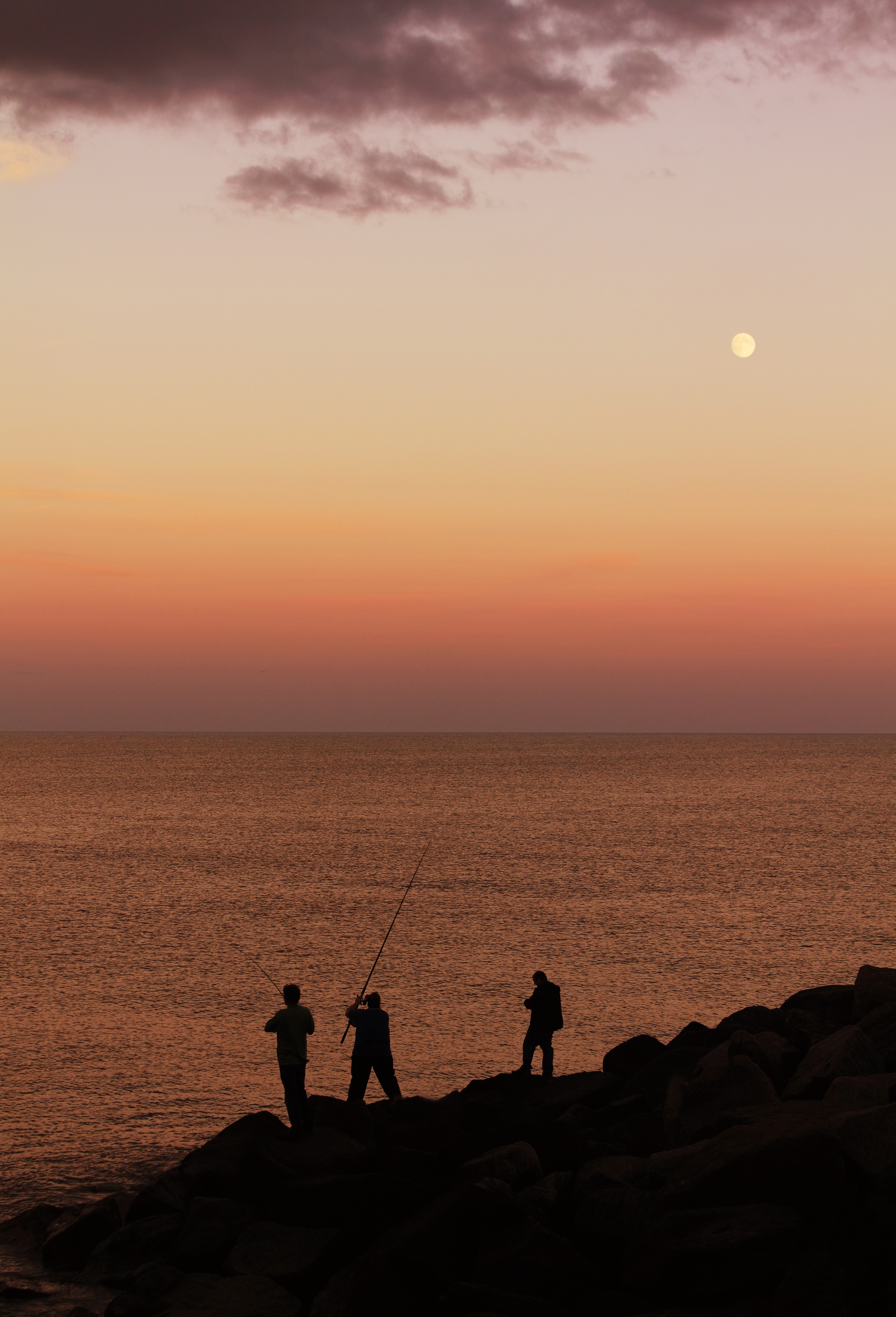 casting, sunrise, people, angler, summer, horizon over water, hobby, hook, travel, beauty in nature, golden, tranquility, fun, 4K, lifestyles, rod, man, Phone HD Wallpaper