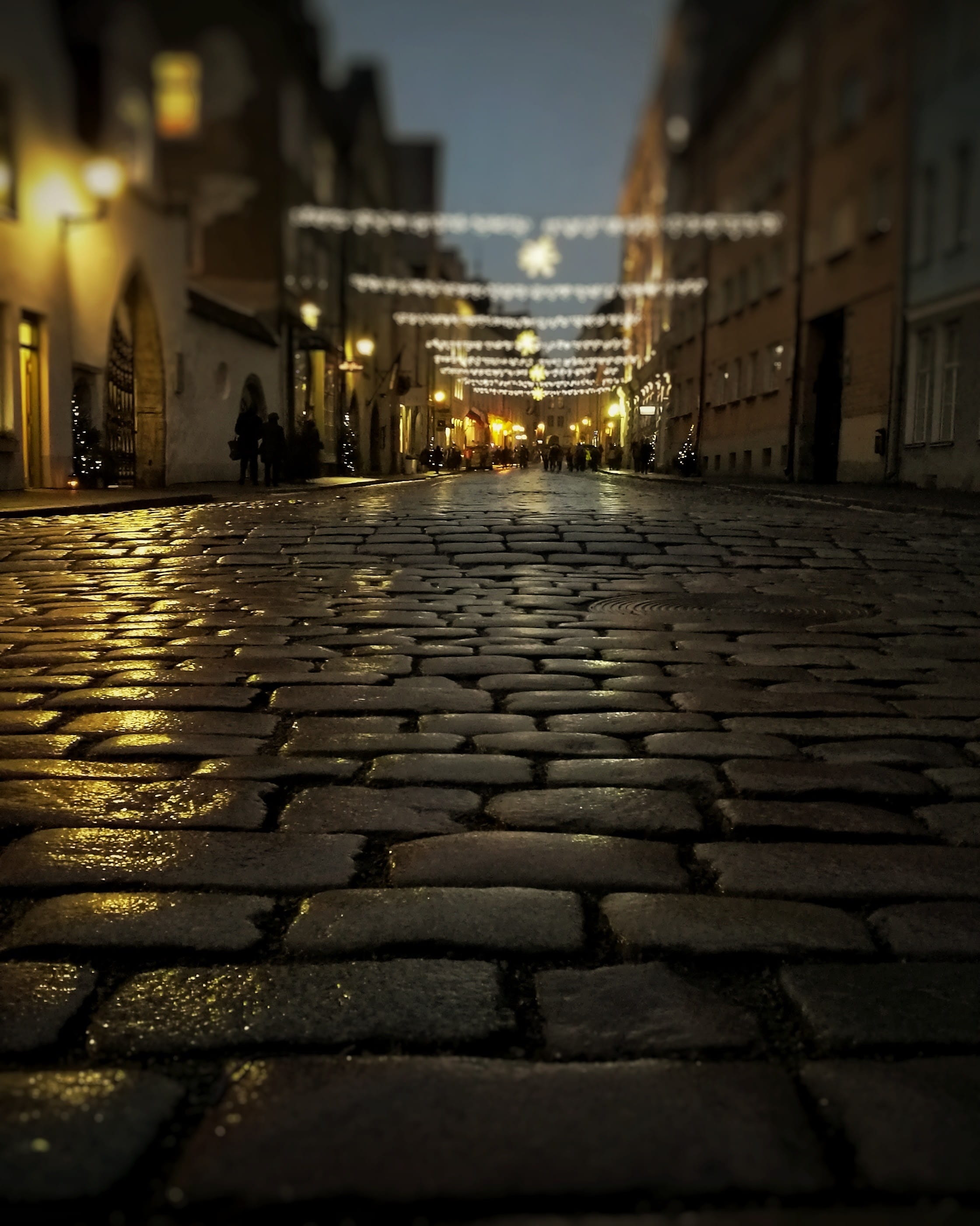 no people, nature, road, street light, night, 2K, near, city, bricks, stone, building, evening, dusk, paving stone, windows, footpath, building exterior, Phone HD Wallpaper