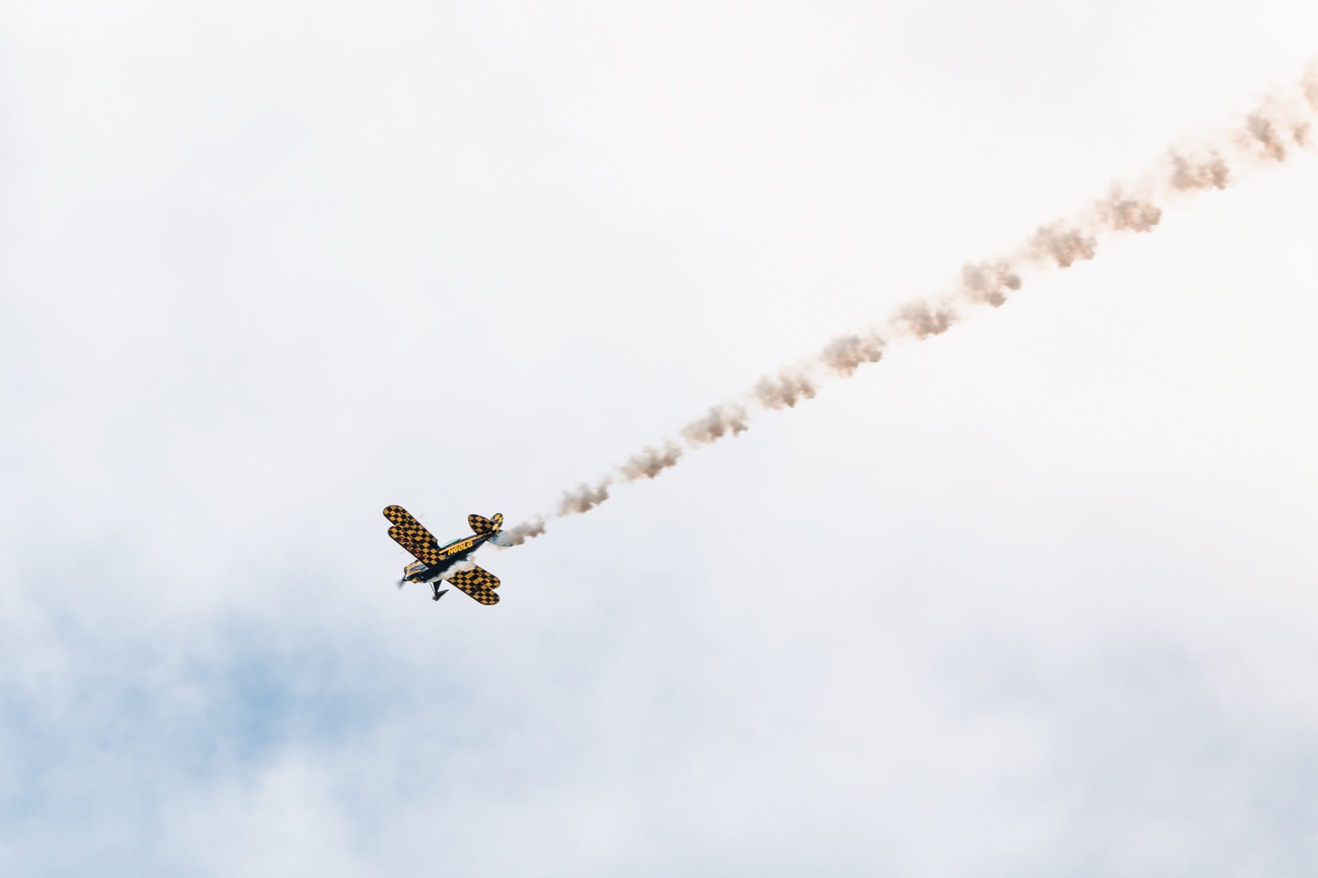 copy space, cloud - sky, sky, on the move, 1080P, flying, fly, outdoors, directly below, motion, airshow, plane, vapor trail, transportation, history, HD Wallpaper