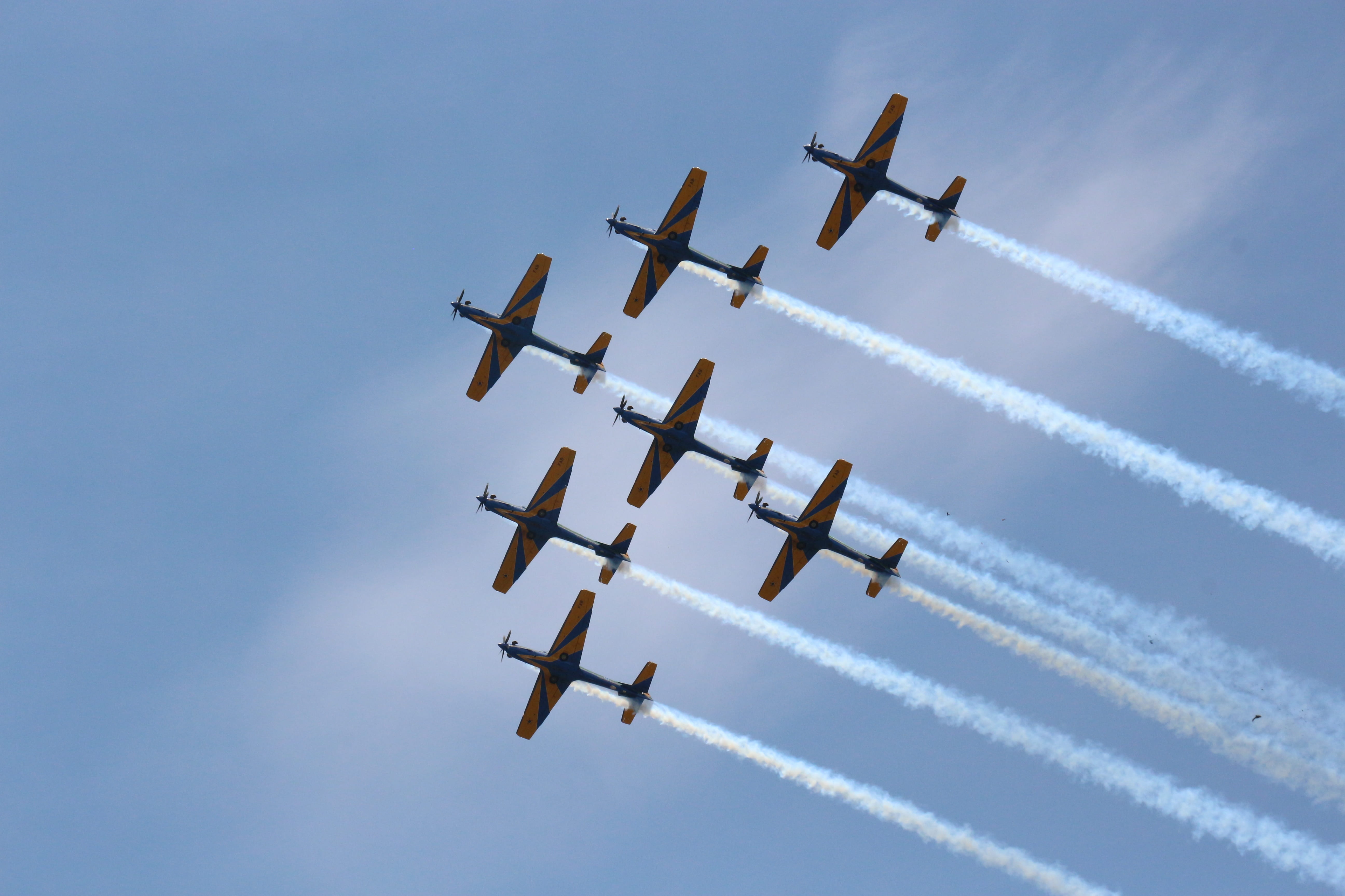 low angle view, aérea, 5K, vapor trail, fuerza, sports activity, air vehicle, cooperation, alturas, aerobatics, tucano, day, motion, plane, brasil, avión, HD Wallpaper