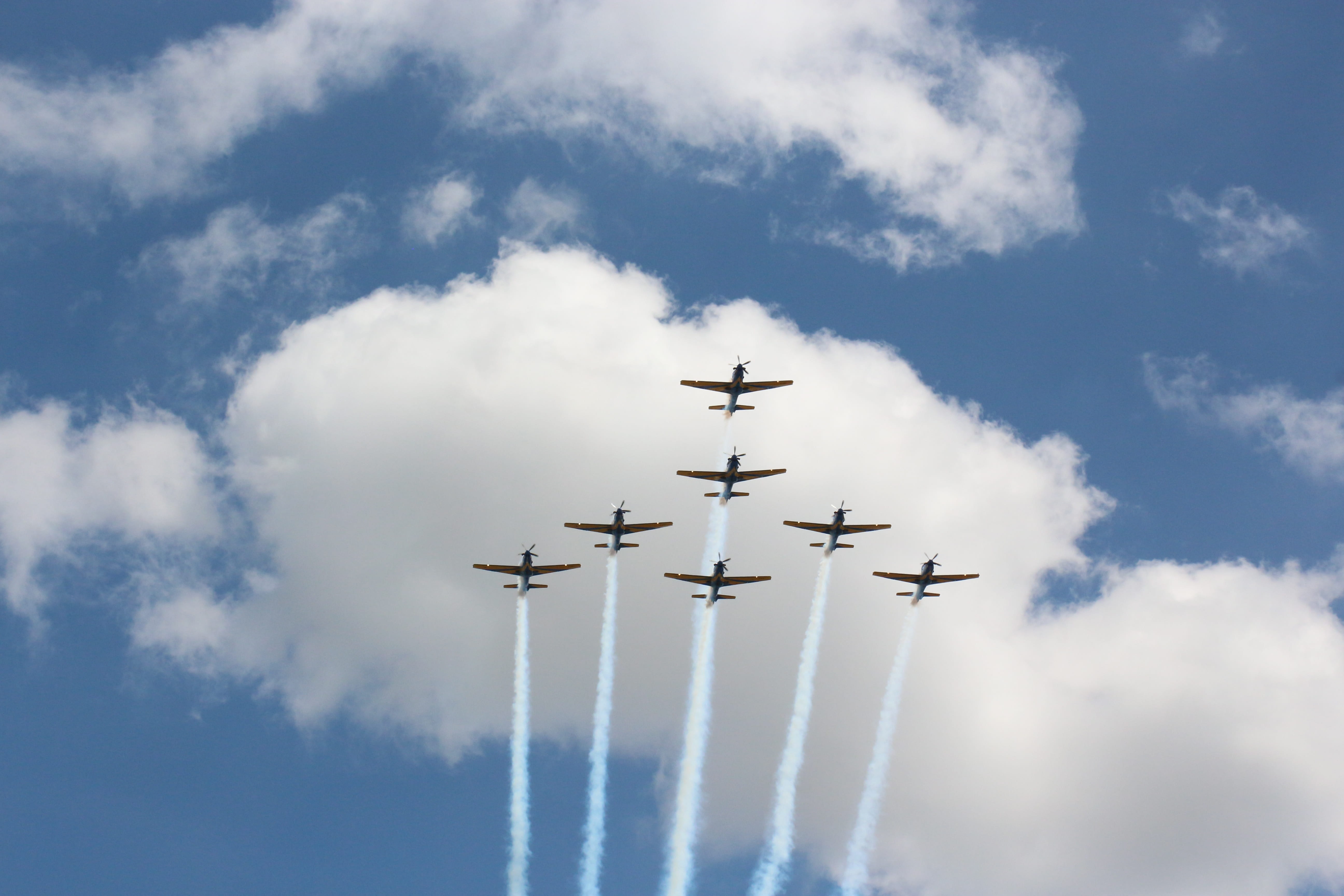 motion, on the move, air, airshow, 5K, air vehicle, vapor trail, low angle view, teamwork, aerobatics, transportation, exhibición, fair, plane, sky, arrangement, HD Wallpaper