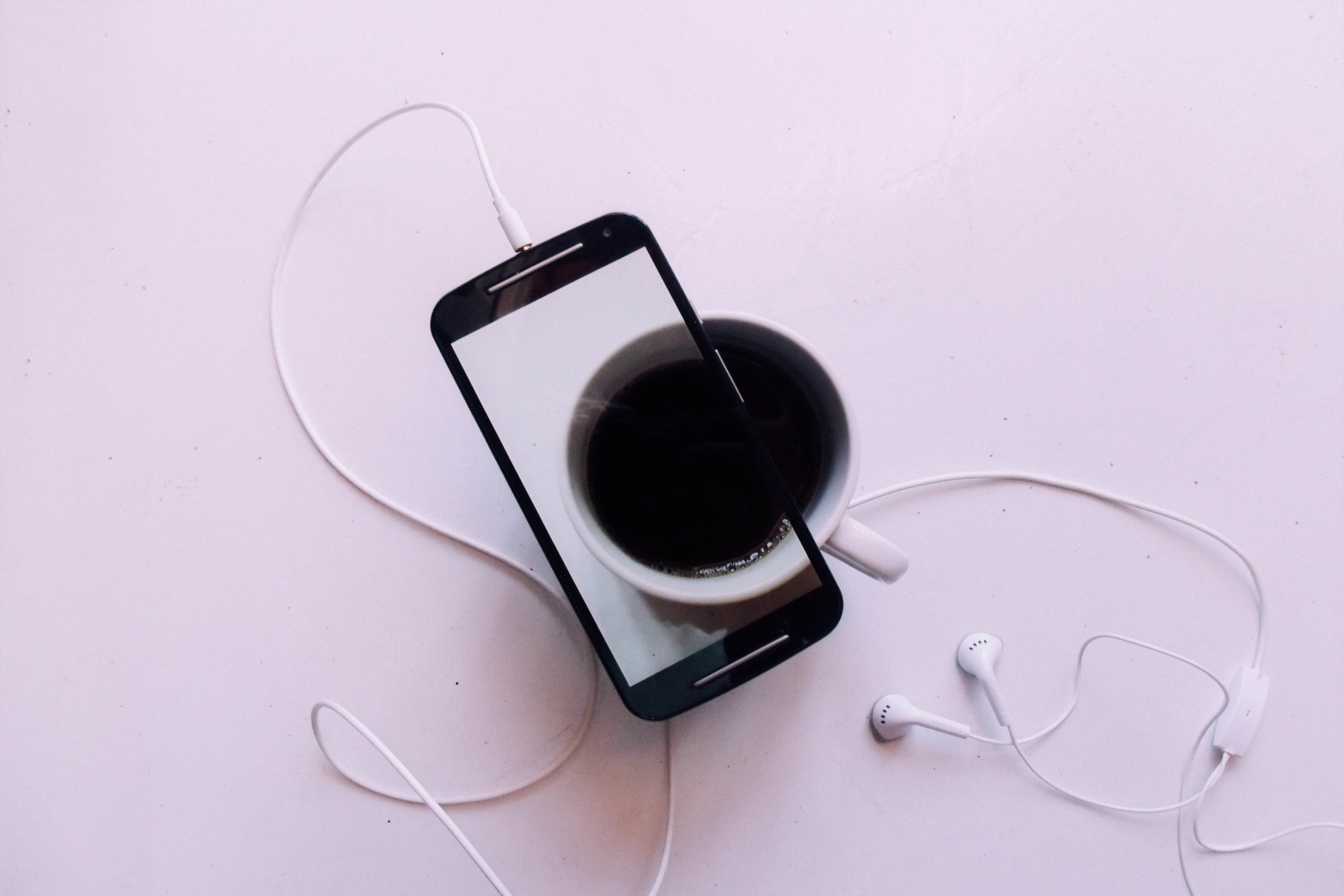 drink, indoors, coffee, ceramic, coffee - drink, no people, listening, smartphone, crockery, mobile phone, headphones, food, still life, close-up, freshness, HD Wallpaper