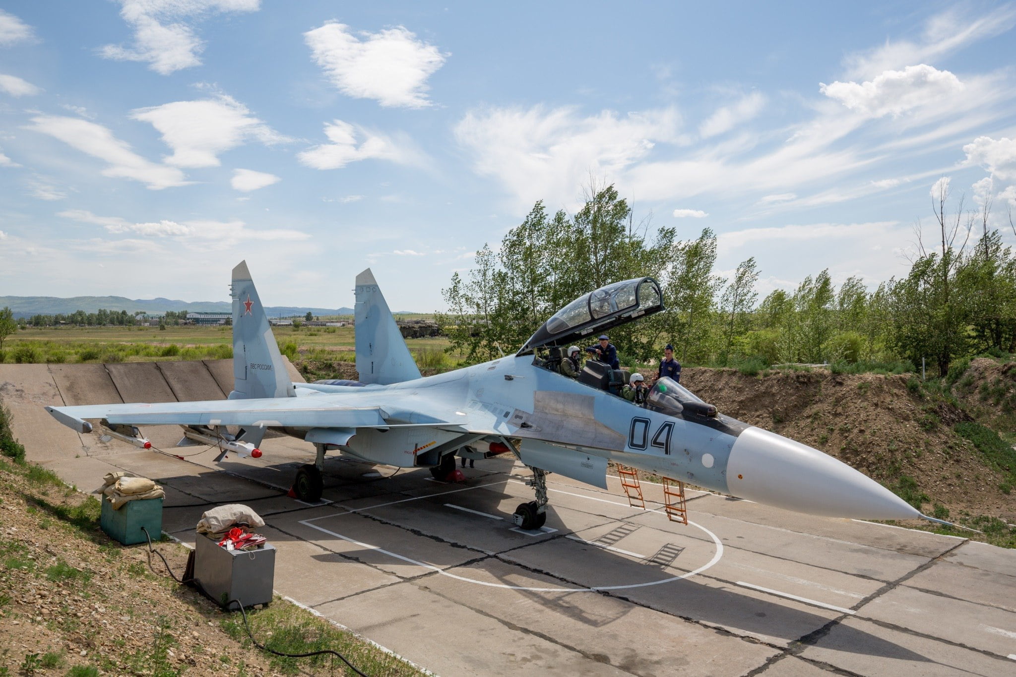 airport runway, day, 1080P, outdoors, airplane, sunlight, aerospace industry, Military, sky, transportation, cloud - sky, airport, Russia, Weapons, real people, HD Wallpaper