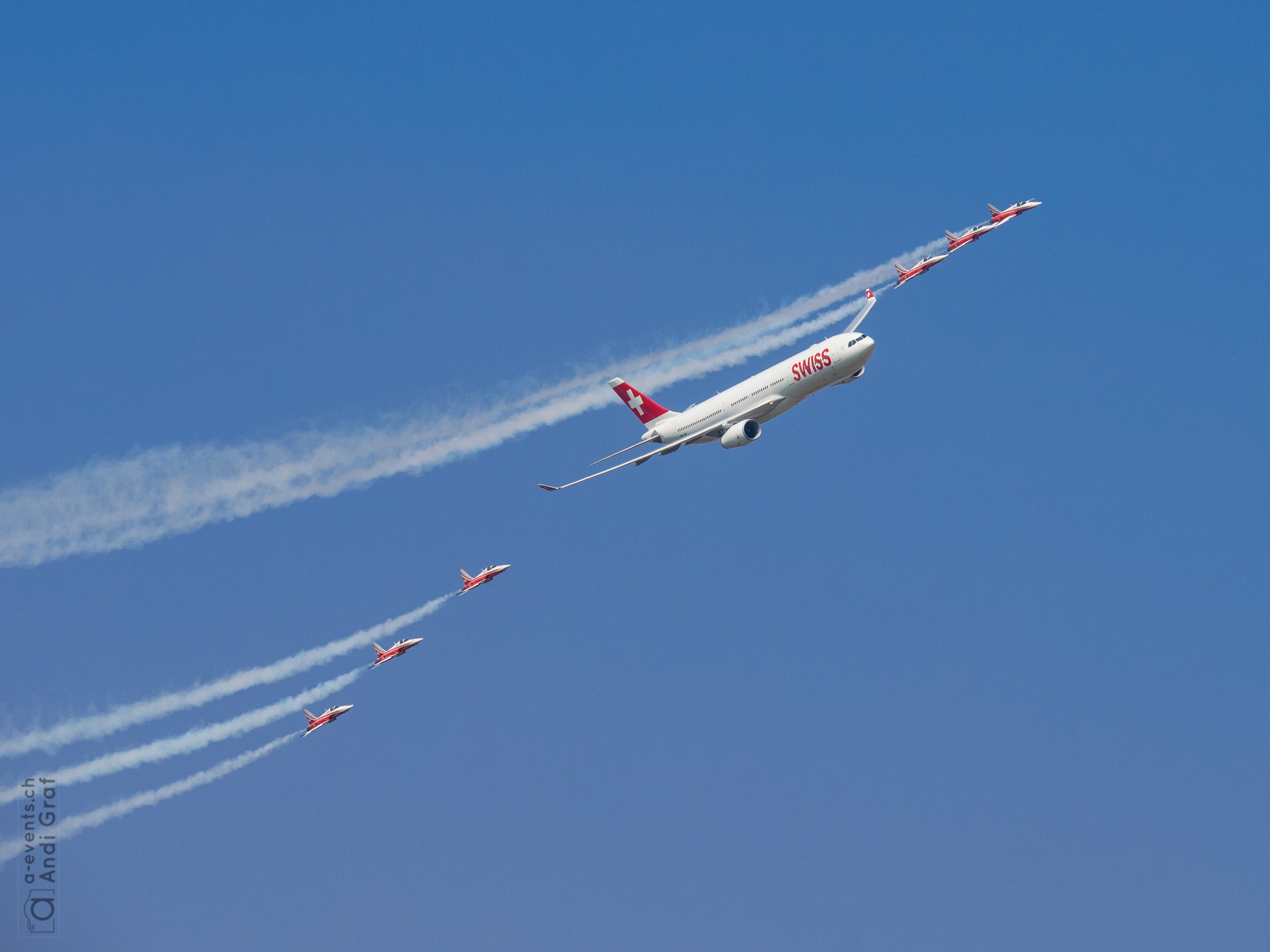 2K, mode of transportation, no people, smoke - physical structure, patrol suisse, motion, cloud - sky, flying, sports activity, sky, air vehicle, flugshow, HD Wallpaper