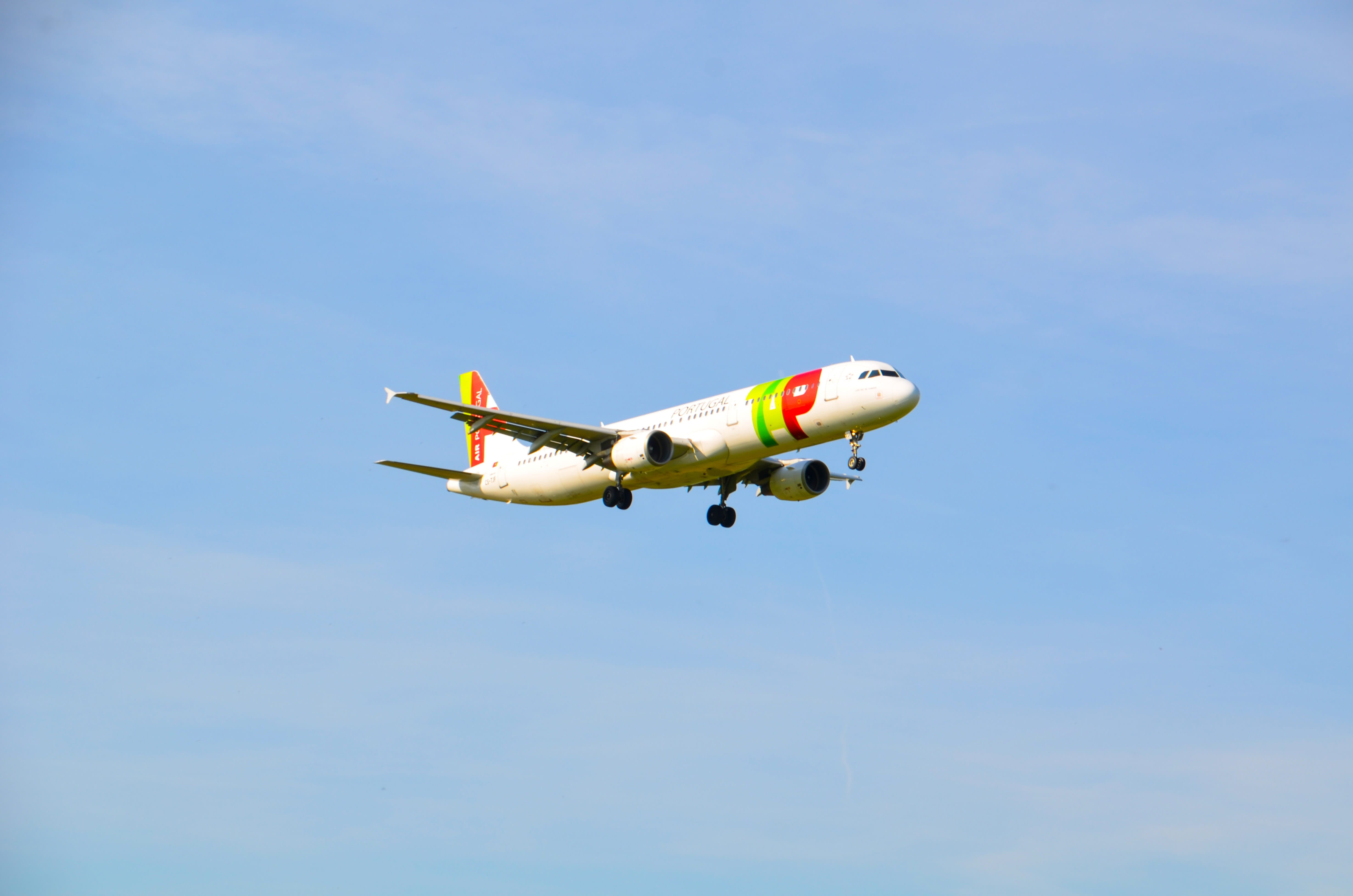 airport, mid-air, portugal, copy space, mode of transportation, sky, landing, motion, low angle view, transportation, 4K, t, passenger aircraft, travel, HD Wallpaper