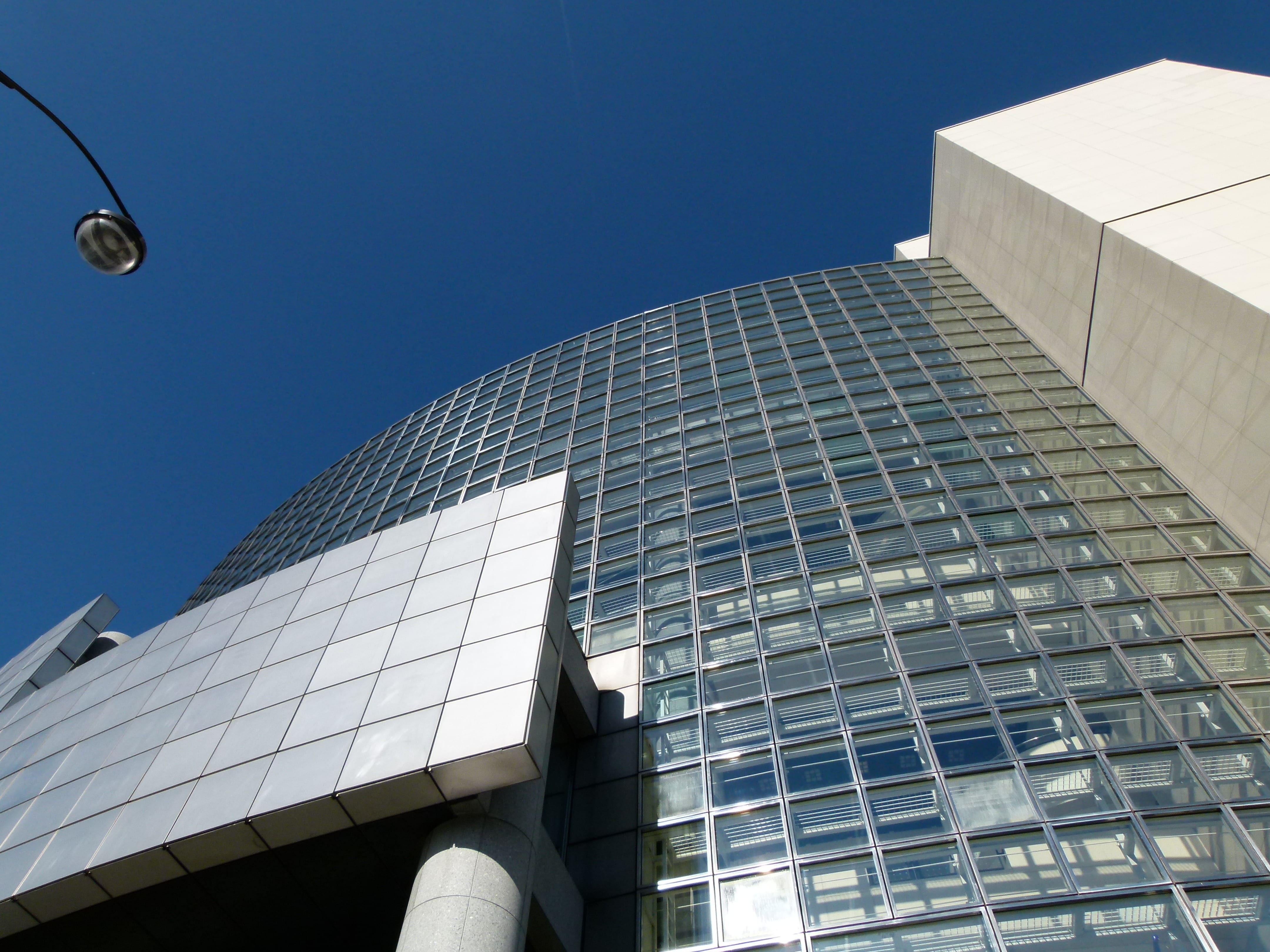 sky, upward, office, landmark, architecture, glass, modern, built structure, sunlight, day, outside, low angle view, cities, blue, imposing, office building exterior, HD Wallpaper