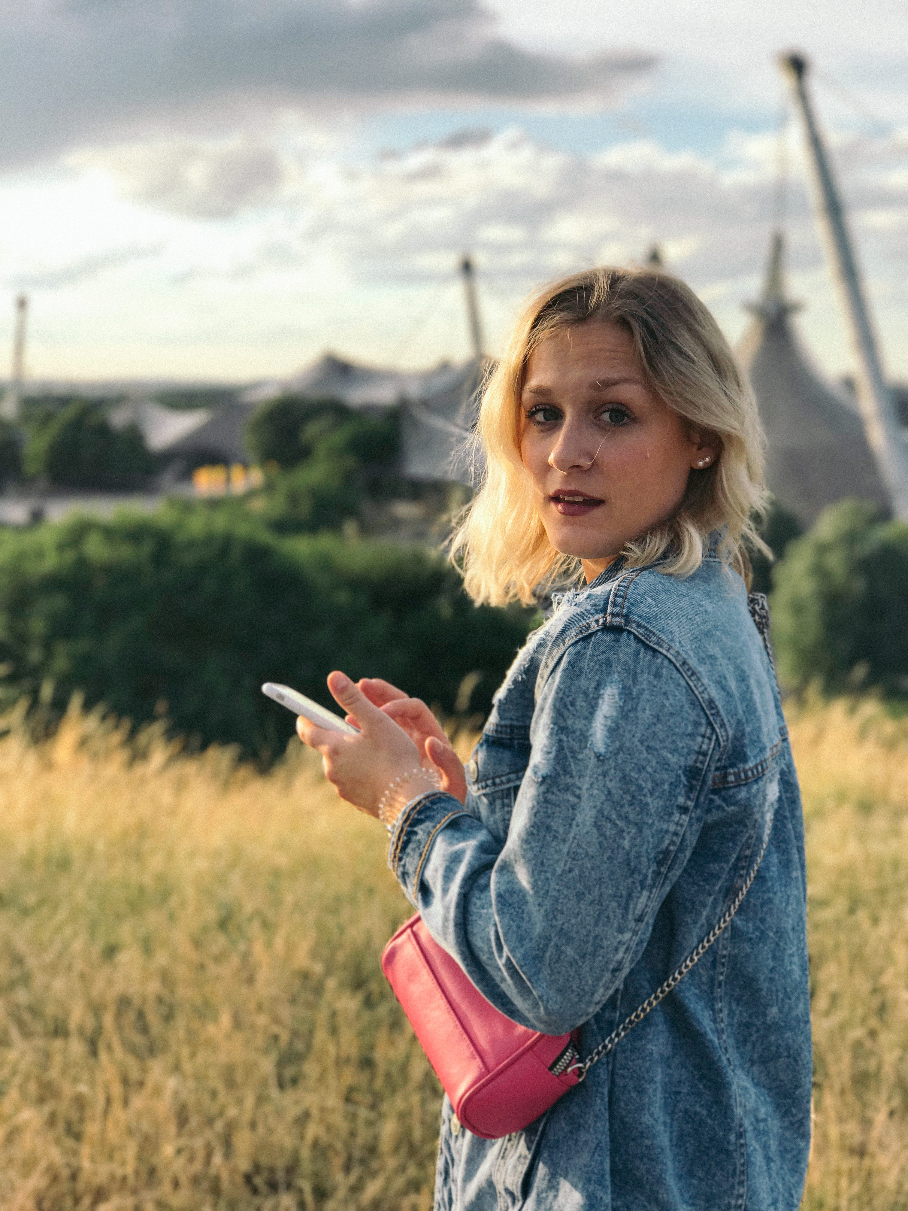 leisure activity, 4K, smart phone, wireless technology, young women, german girl, focus on foreground, germany, olympiapark, warm clothing, mobile phone, Phone HD Wallpaper
