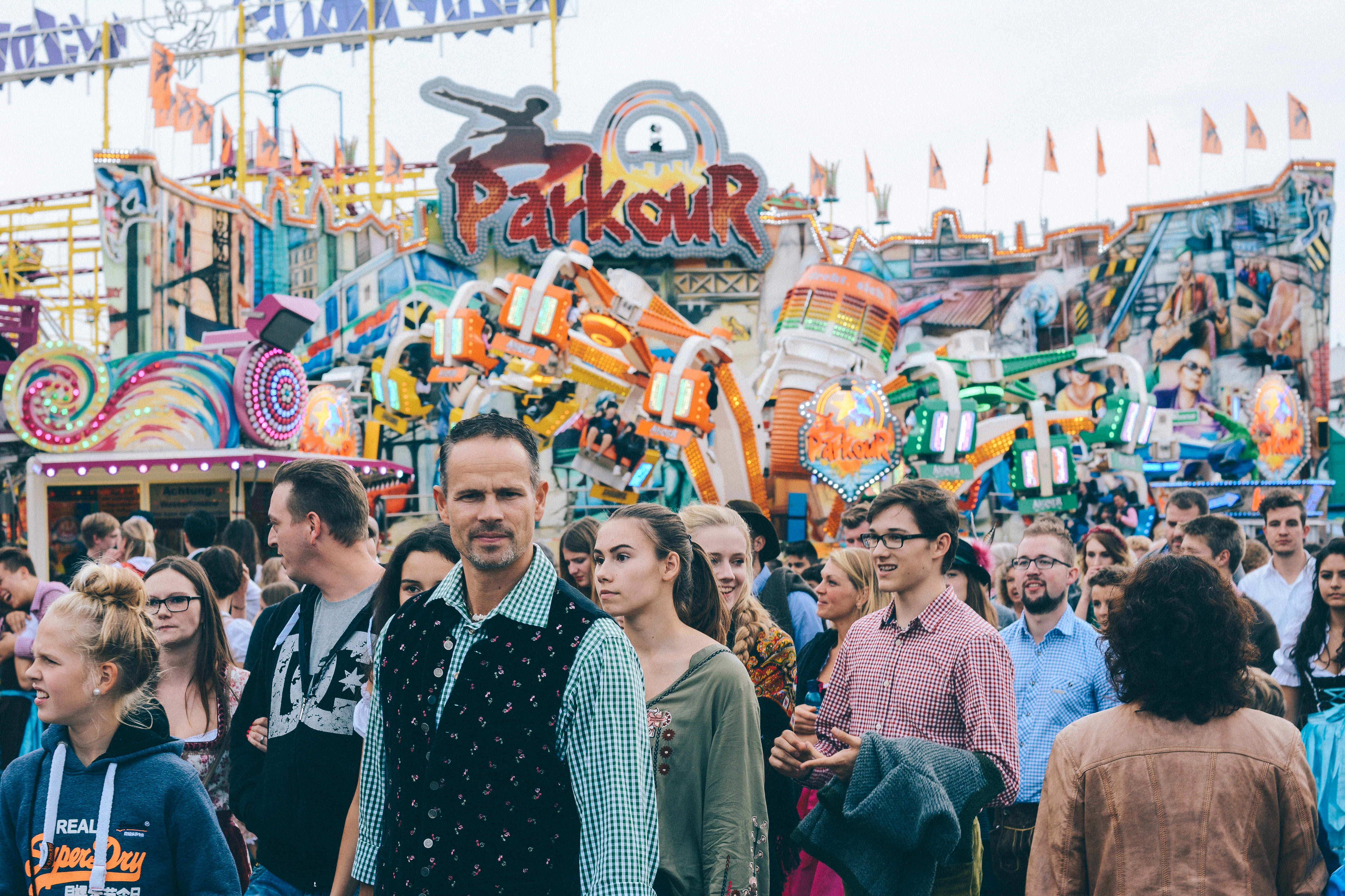 city life, münchen, streetlife, event, street, casual clothing, real people, theresienwiese, enjoyment, day, adult, men, group of people, lifestyles, outdoors, HD Wallpaper