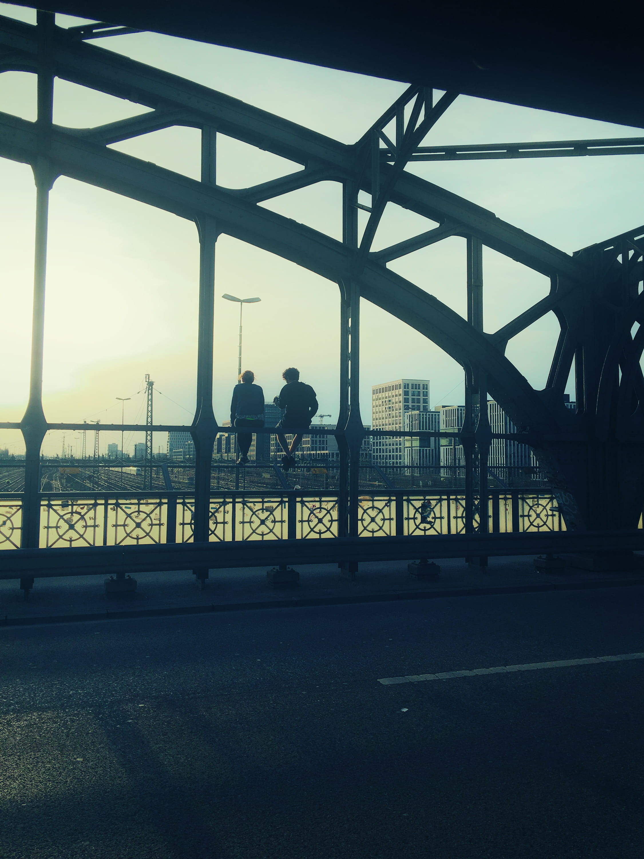 train, 2K, münchen, deutschland, real people, men, railway, leisure activity, nature, bridge - man made structure, architecture, sky, full length, connection, Phone HD Wallpaper