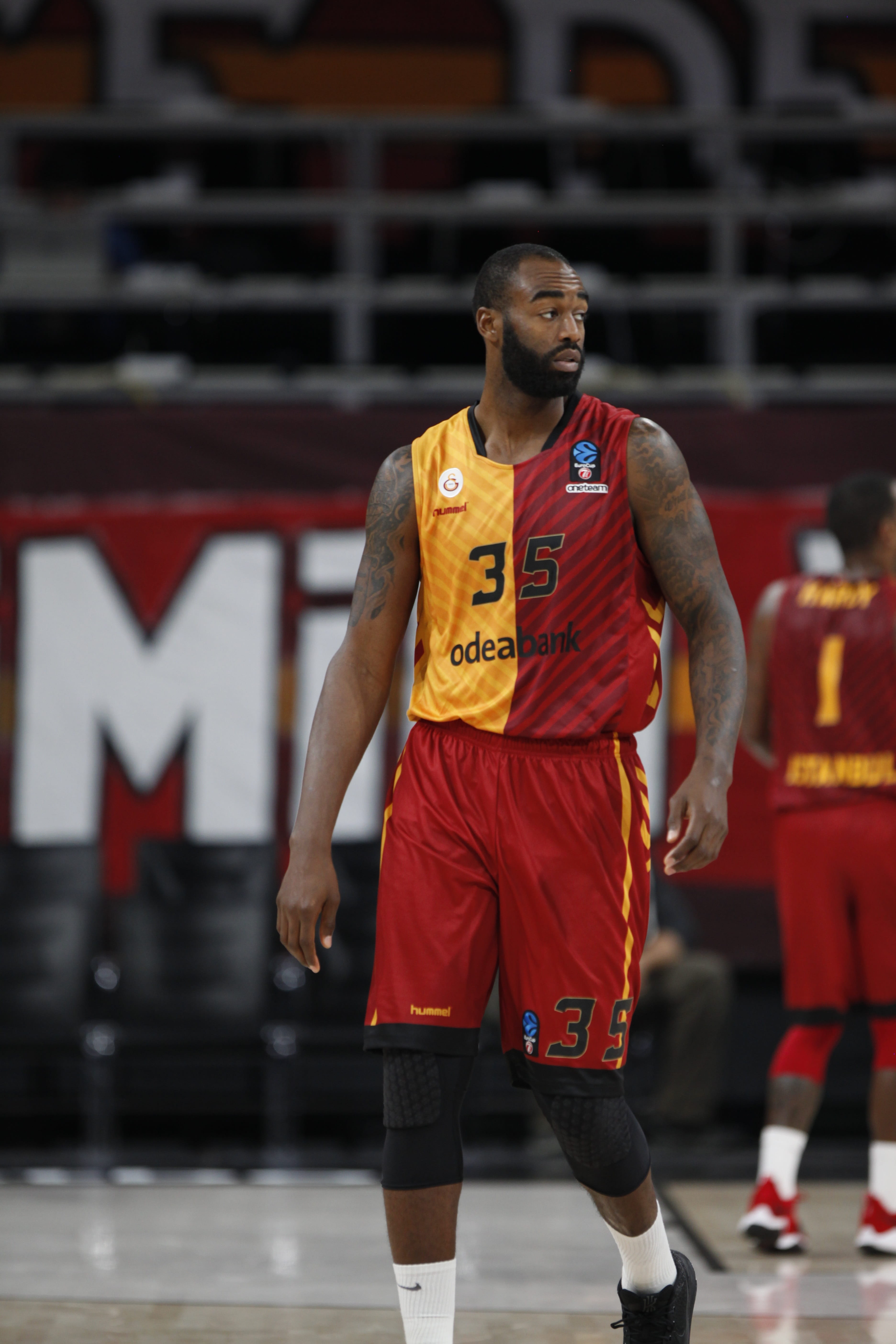 basketball, basketball uniform, men, 5K, focus on foreground, münchen, galatasaray, looking at camera, indoors, full length, real people, front view, odeabank, Phone HD Wallpaper