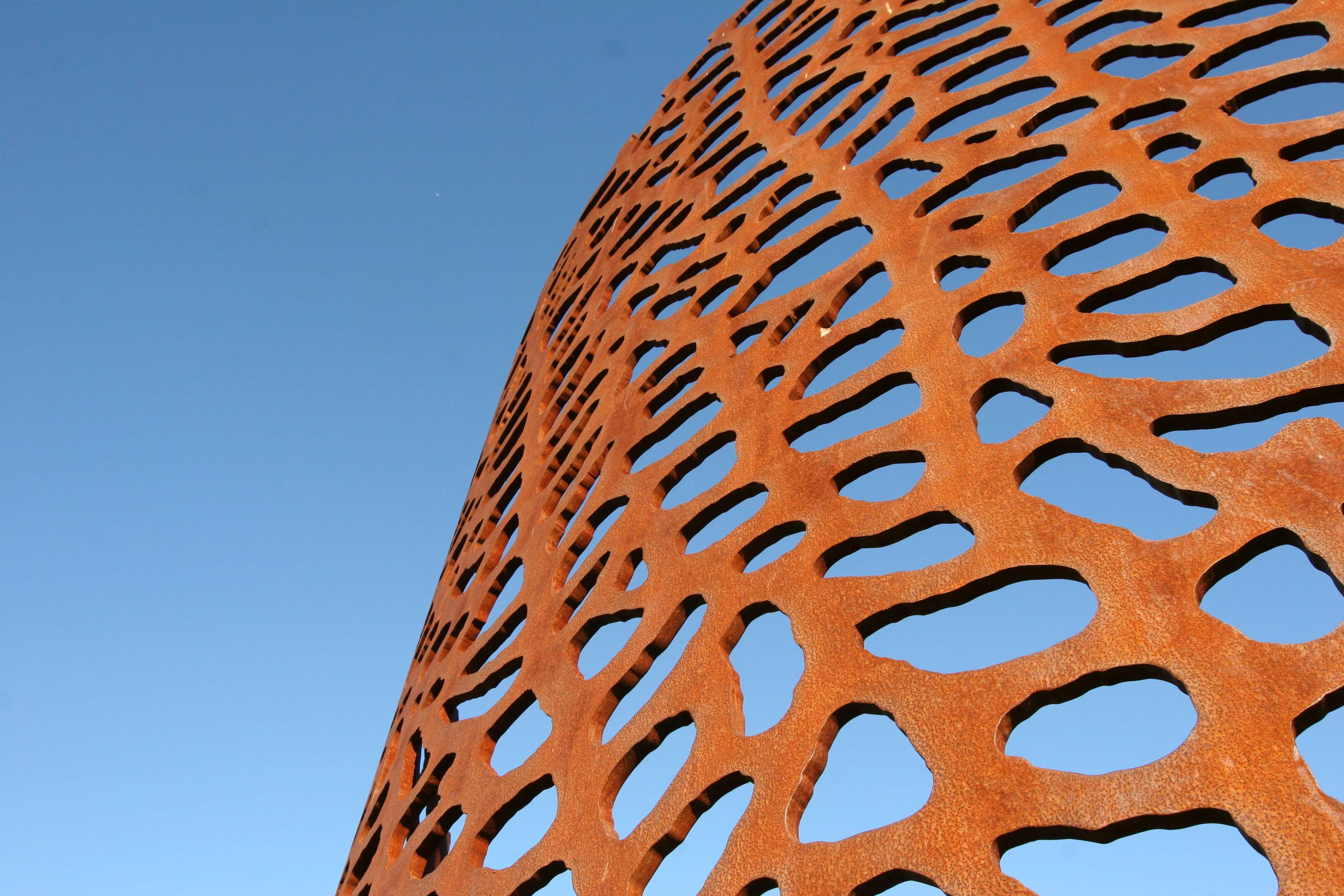 copy space, 2K, close-up, low angle view, brown, no clouds, nature, metal, outdoors, rust, sunlight, cracks, scupture, built structure, building exterior, HD Wallpaper