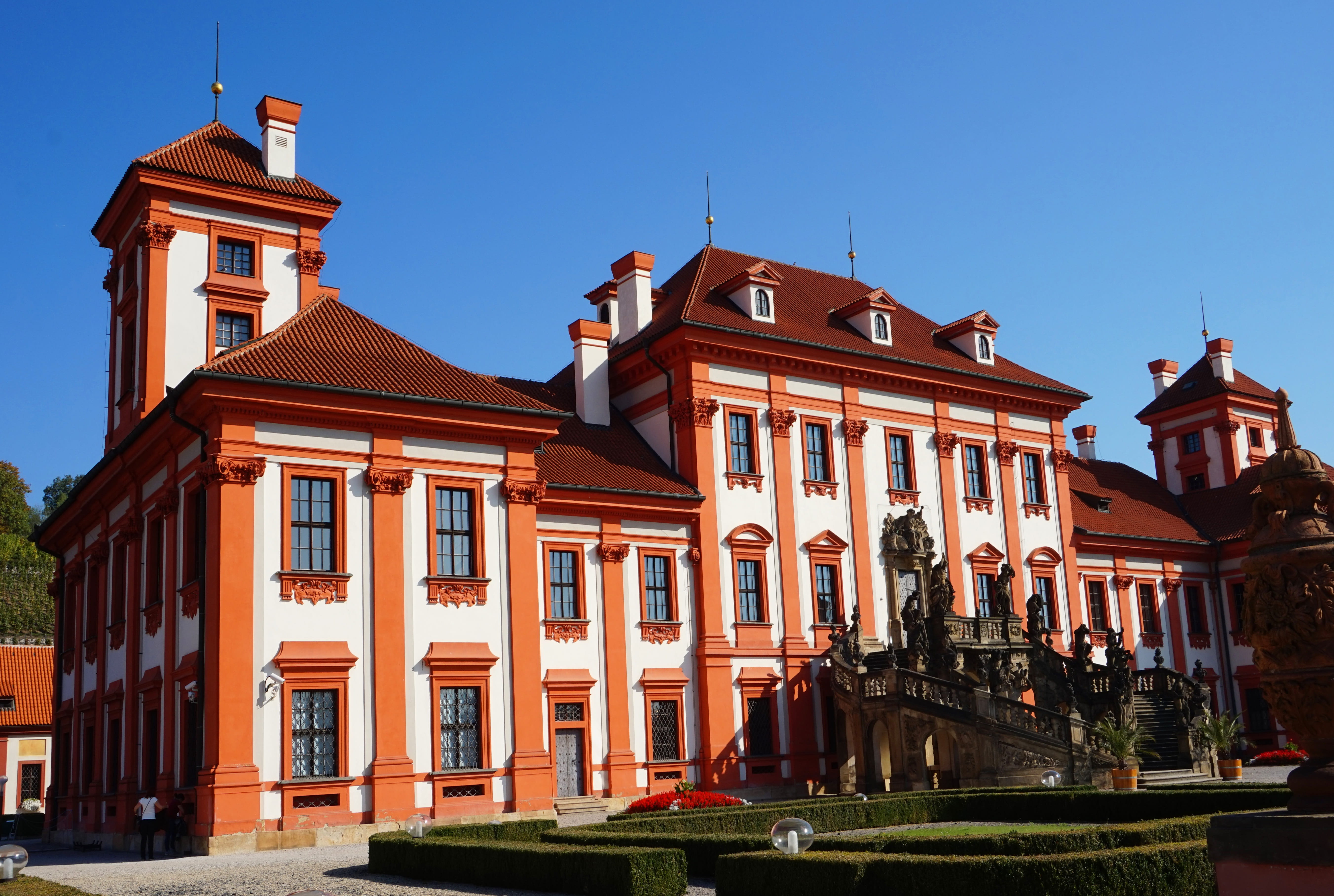 day, blue, sunlight, garden, palace, city, built structure, nature, tourism, travel destinations, 5K, czechia, chateau, no people, building, clear sky, HD Wallpaper