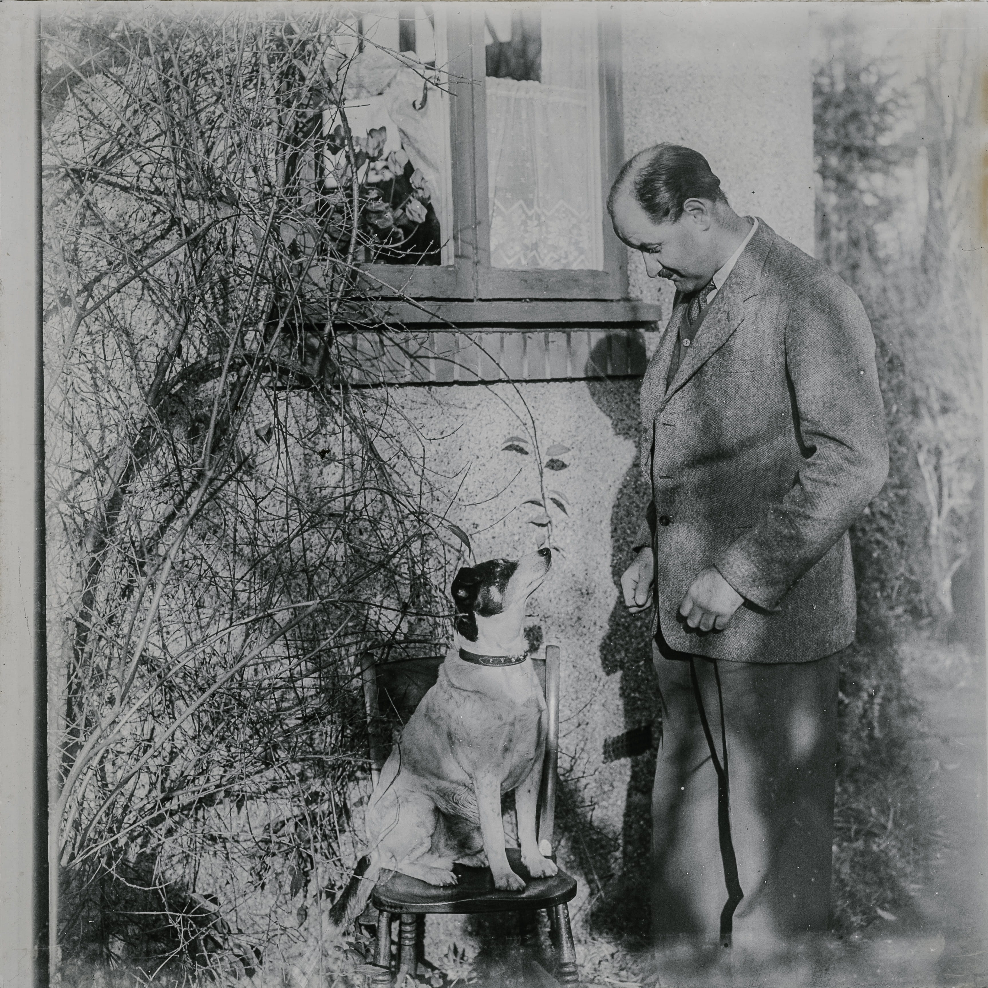 pet, cultures, fashion, men, pets, people, 2K, males, history, retro Styled, black And White, old photograph, old, canine, man, photo, master, women, lantern slide, Phone HD Wallpaper