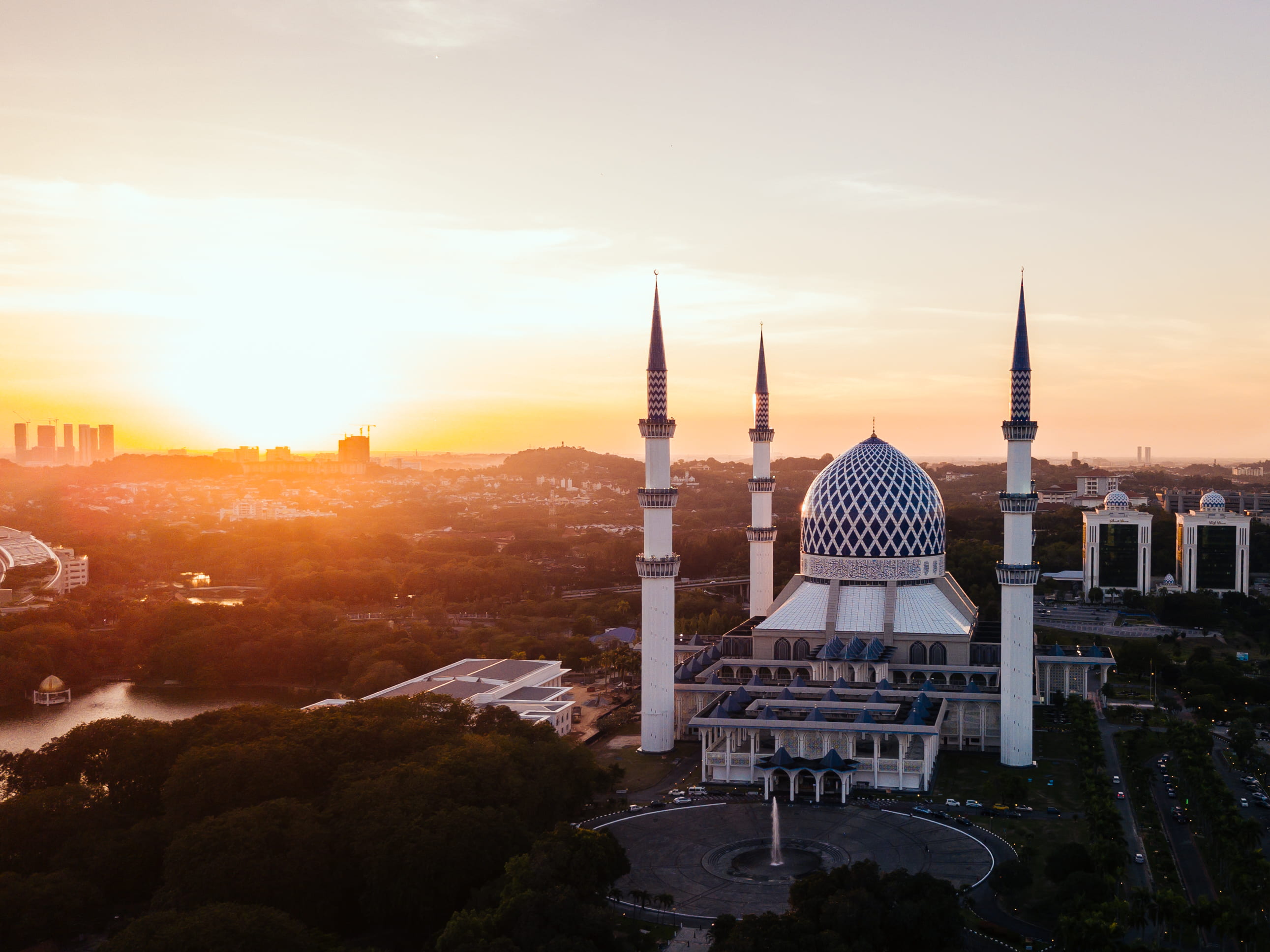 place of worship, photo, architecture, dome, 2K, sunset, building, rotunda, golden, spire, white, belief, building exterior, tourism, sunrise, office building exterior, HD Wallpaper