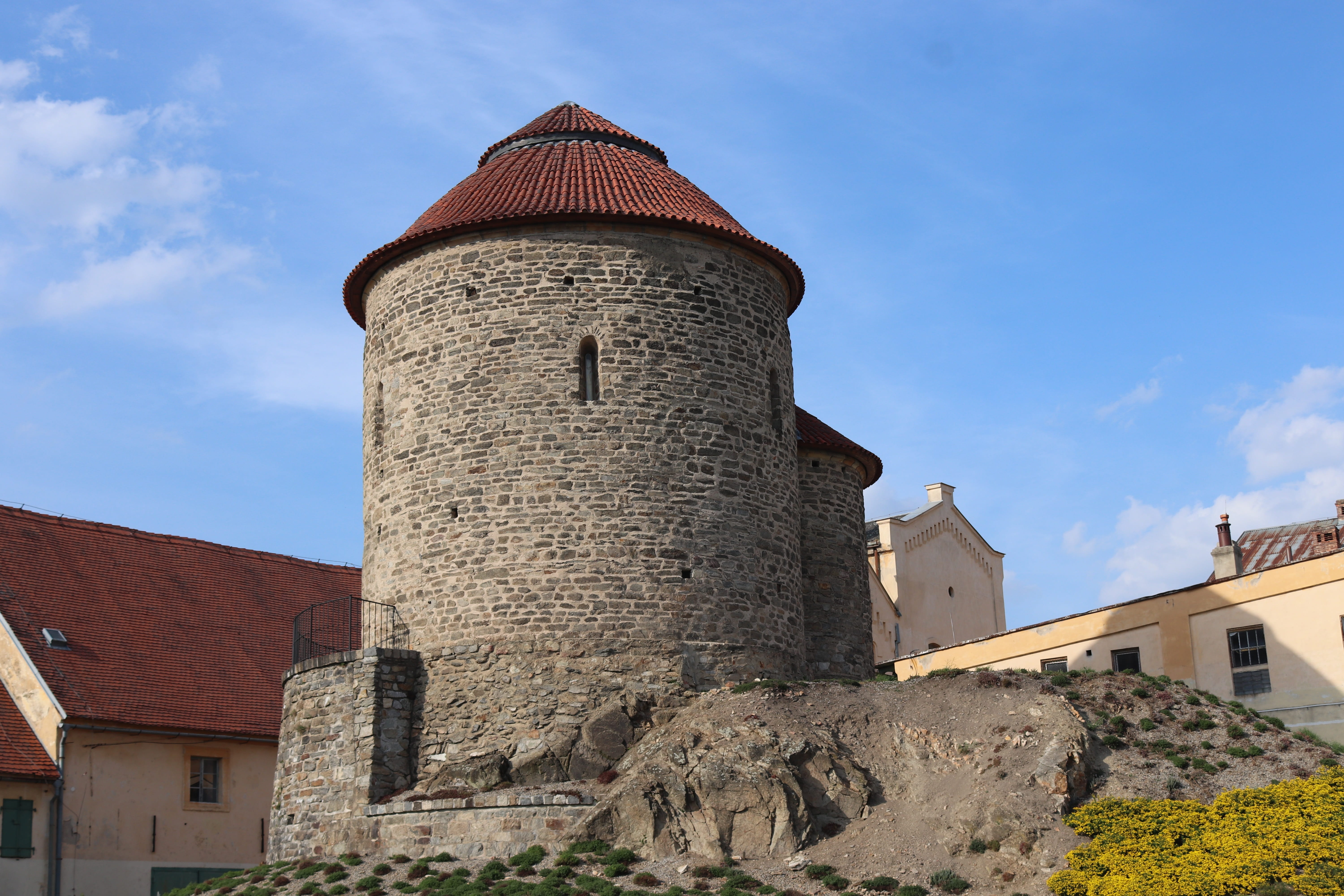 day, 5K, no people, outdoors, building, blue, built structure, rotunda, czech republic, low angle view, tower, sunlight, nature, sky, znojmo, cloud - sky, HD Wallpaper