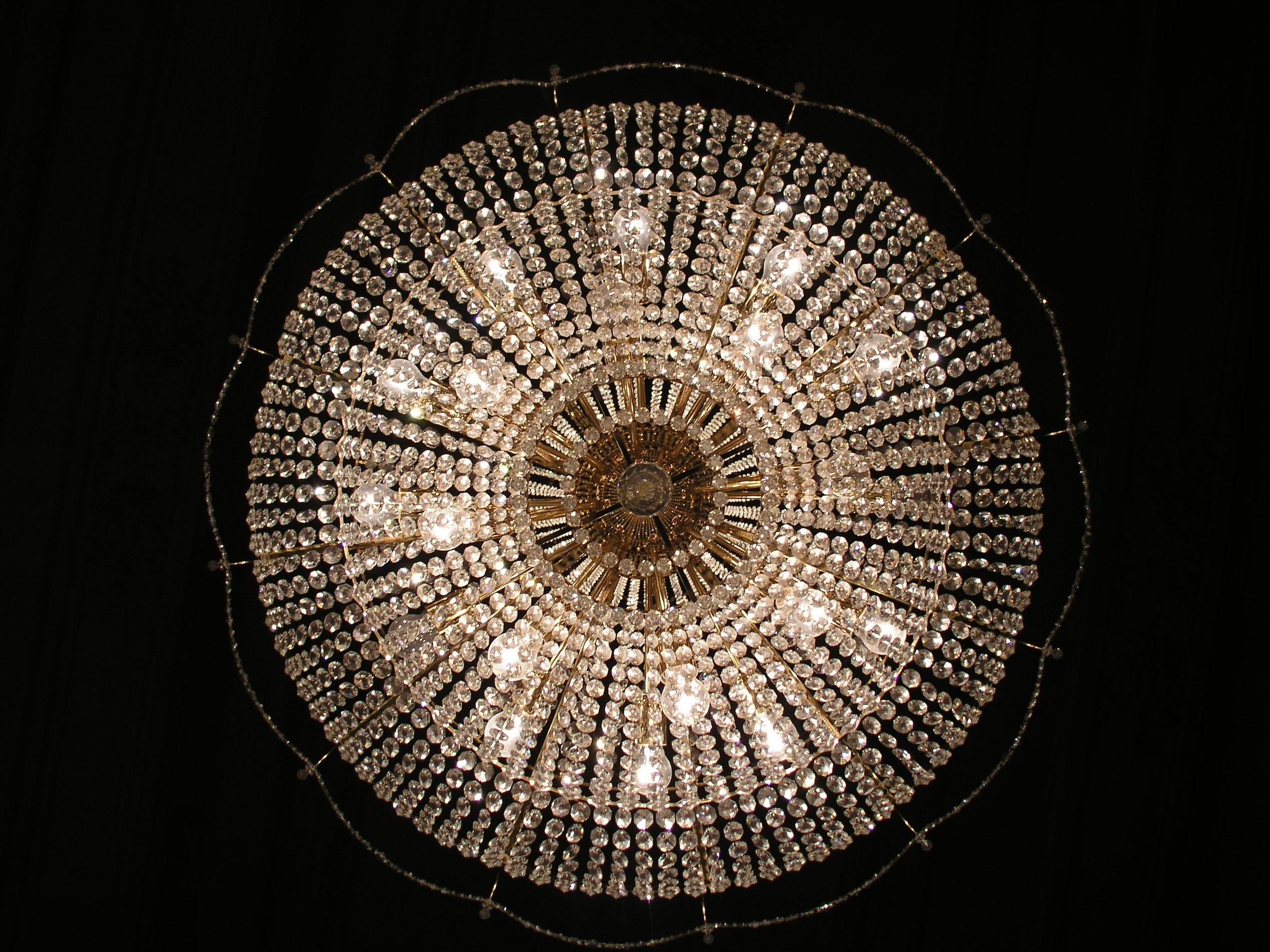 rotunda, circle, shape, ceiling, luxury, electricity, art and craft, light fixture, lighting, dark, hanging, the ceiling of the, low angle view, studio shot, HD Wallpaper