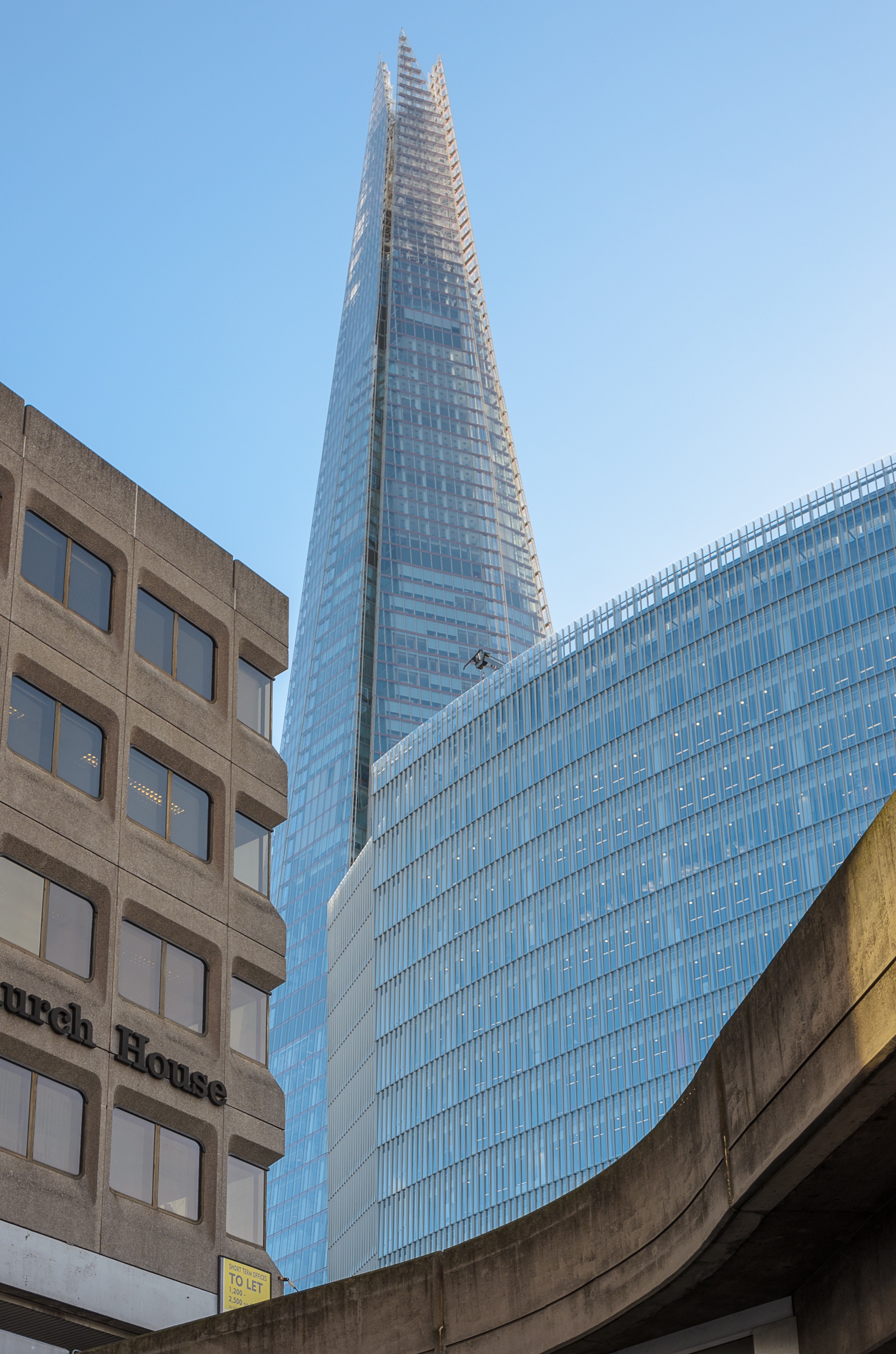 skyscraper, low angle view, no people, 2K, england, building, british, modern, rotunda, glass, window, downtown, tourism, outdoors, tower, office, built structure, Phone HD Wallpaper